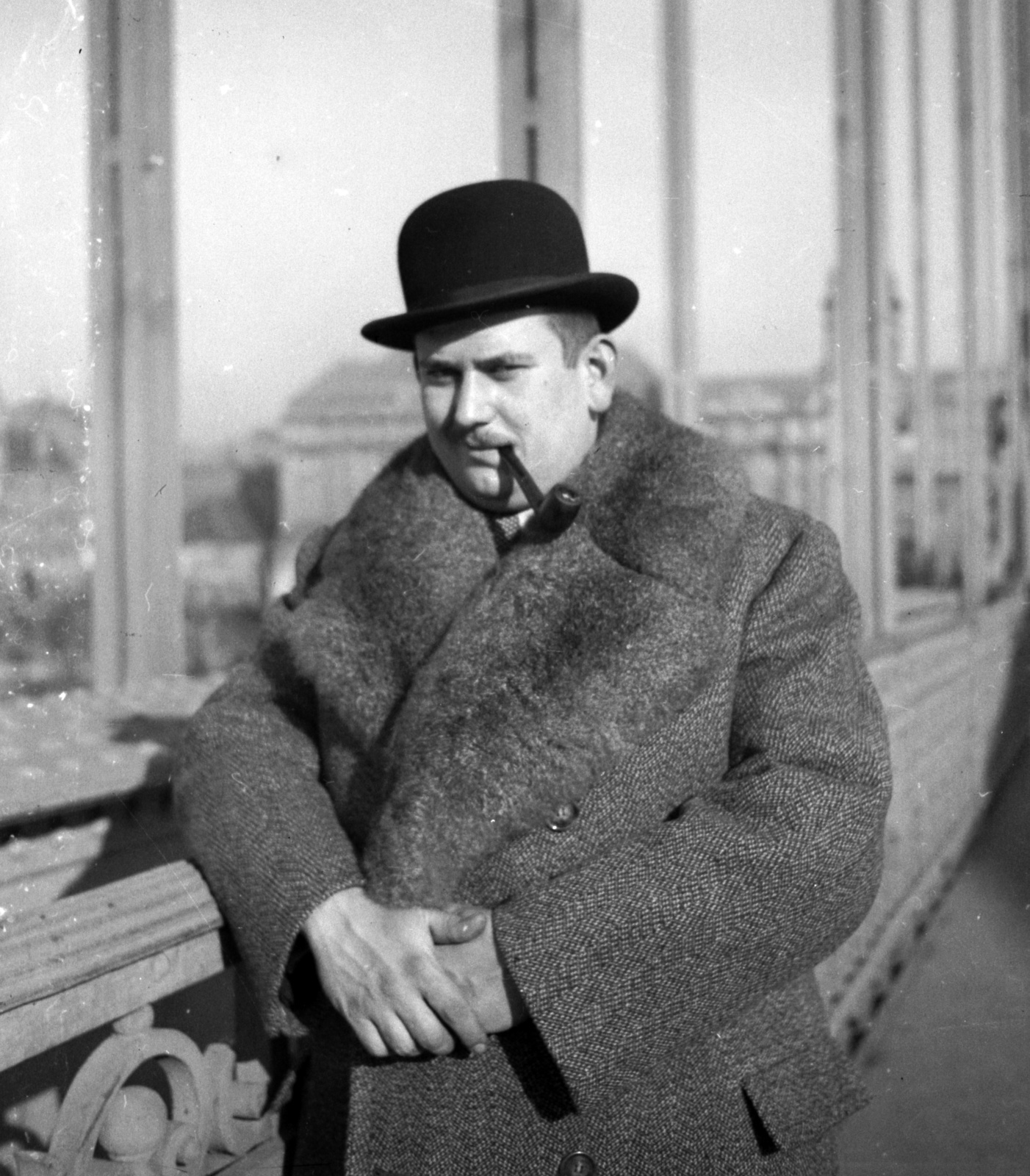 Hungary, Budapest V., Erzsébet híd, a Március 15. (Eskü) tér felé nézve., 1936, Lissák Tivadar, portrait, pipe, man, bowler hat, fur coat, Budapest, Fortepan #71117