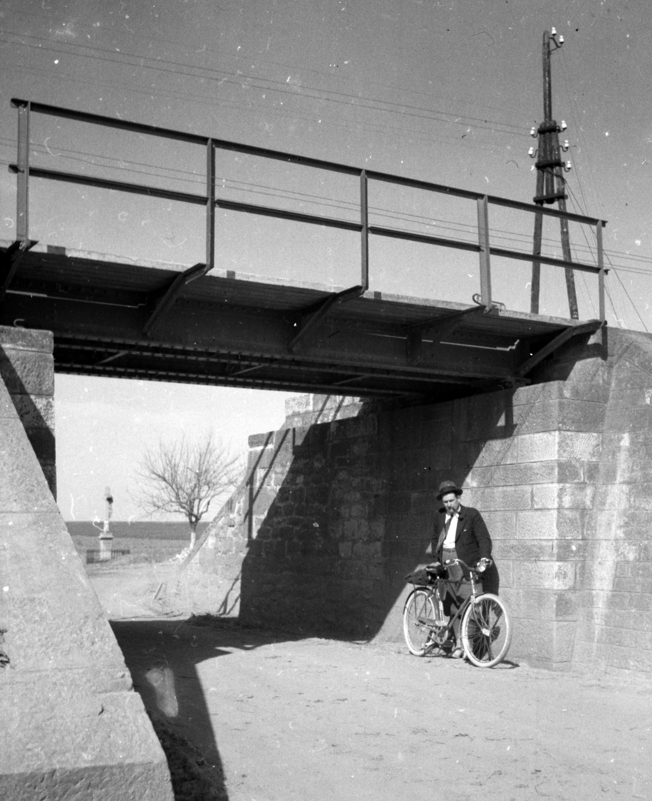 Hungary, Máza, Bonyhádi utca, átjáró a vasút alatt., 1936, Lissák Tivadar, bicycle, Fortepan #71119