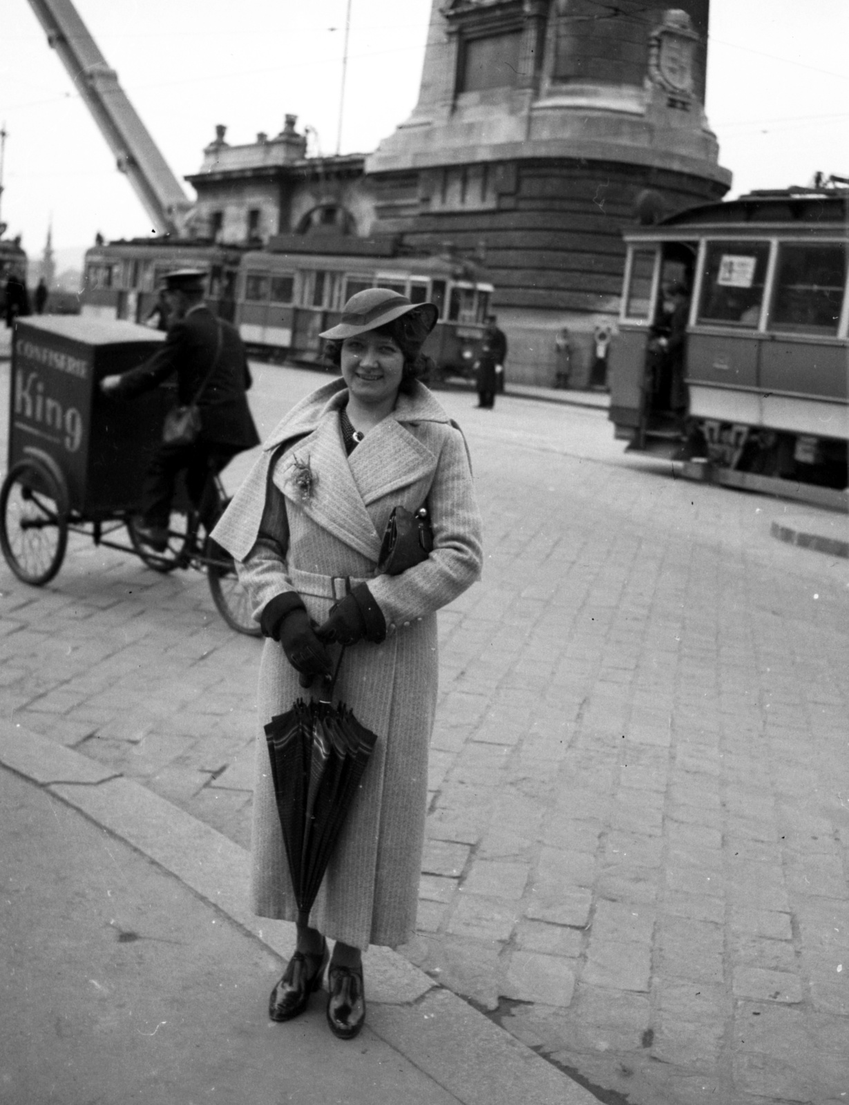 Hungary, Budapest V., az Erzsébet híd pesti hídfője., 1936, Lissák Tivadar, tram, tricycle, umbrella, cobblestones, Budapest, Fortepan #71121