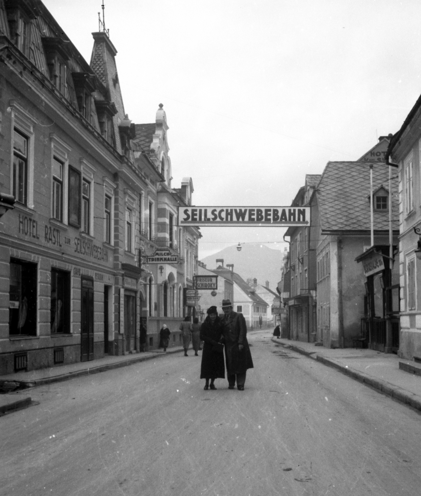 Austria, Mariazell, Wiener Strasse. Jobbra a Bürgeralpe-ra közlekedő drótkötélpálya (Seilschwebebahn) alsó végállomása., 1936, Lissák Tivadar, Fortepan #71144
