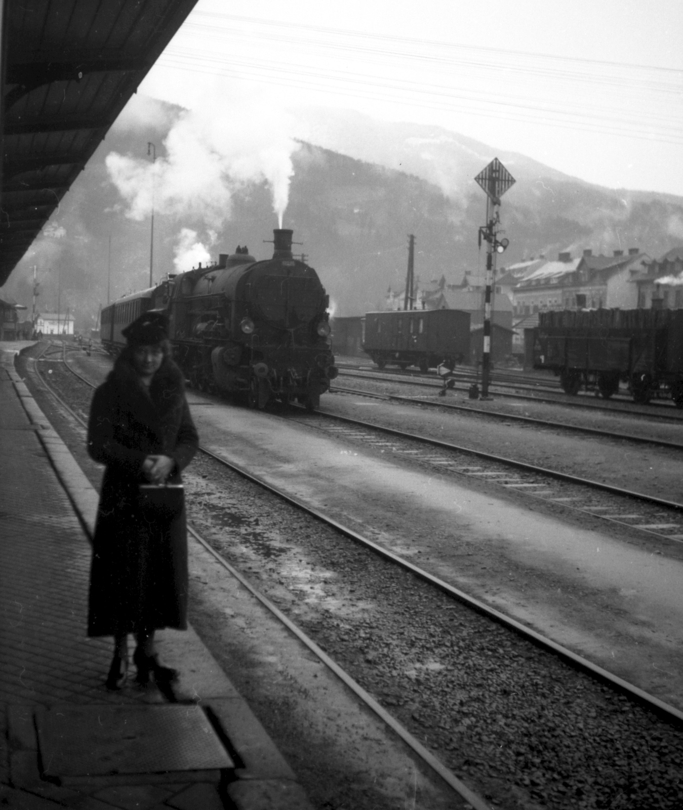 Austria, Mürzzuschlag, vasútállomás., 1936, Lissák Tivadar, steam locomotive, rail signal, train station, Fortepan #71157