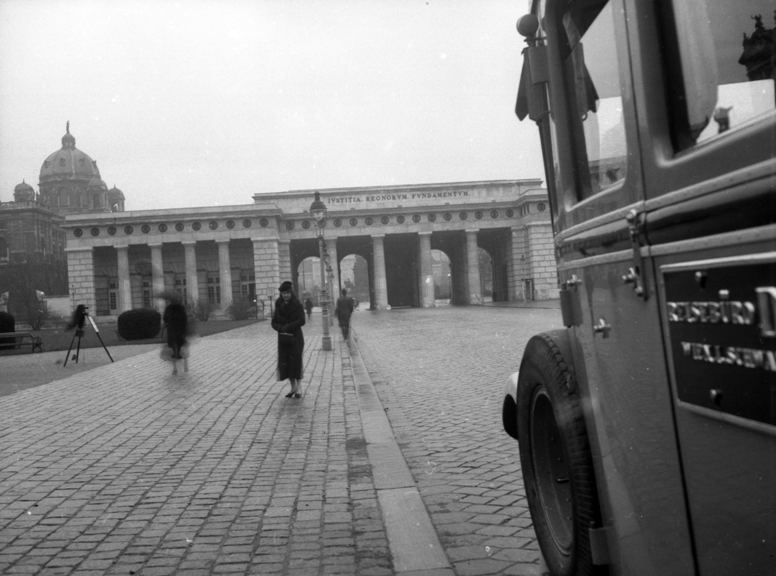 Austria, Vienna, Heldenplatz, szemben a Hofburg kapuja (Äusseres Burgtor), balra a Kunsthistorisches Museum., 1936, Lissák Tivadar, cobblestones, Fortepan #71166