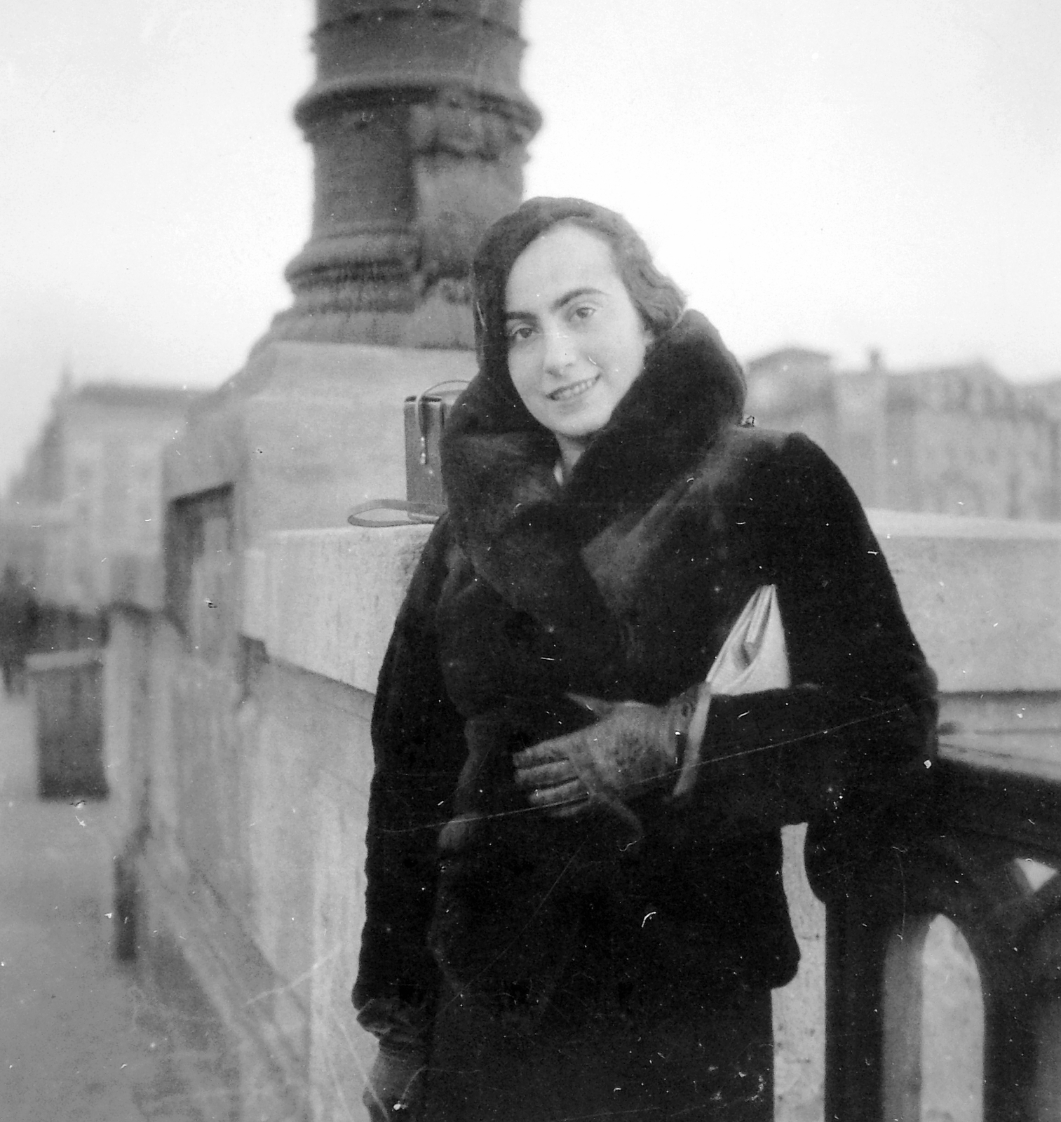 Hungary, Budapest, Margit híd, háttérben a Jászai Mari (Rudolf trónörökös) tér és Balassi Bálint (Személynök) utca épületei., 1938, Fortepan, portrait, Fortepan #7117