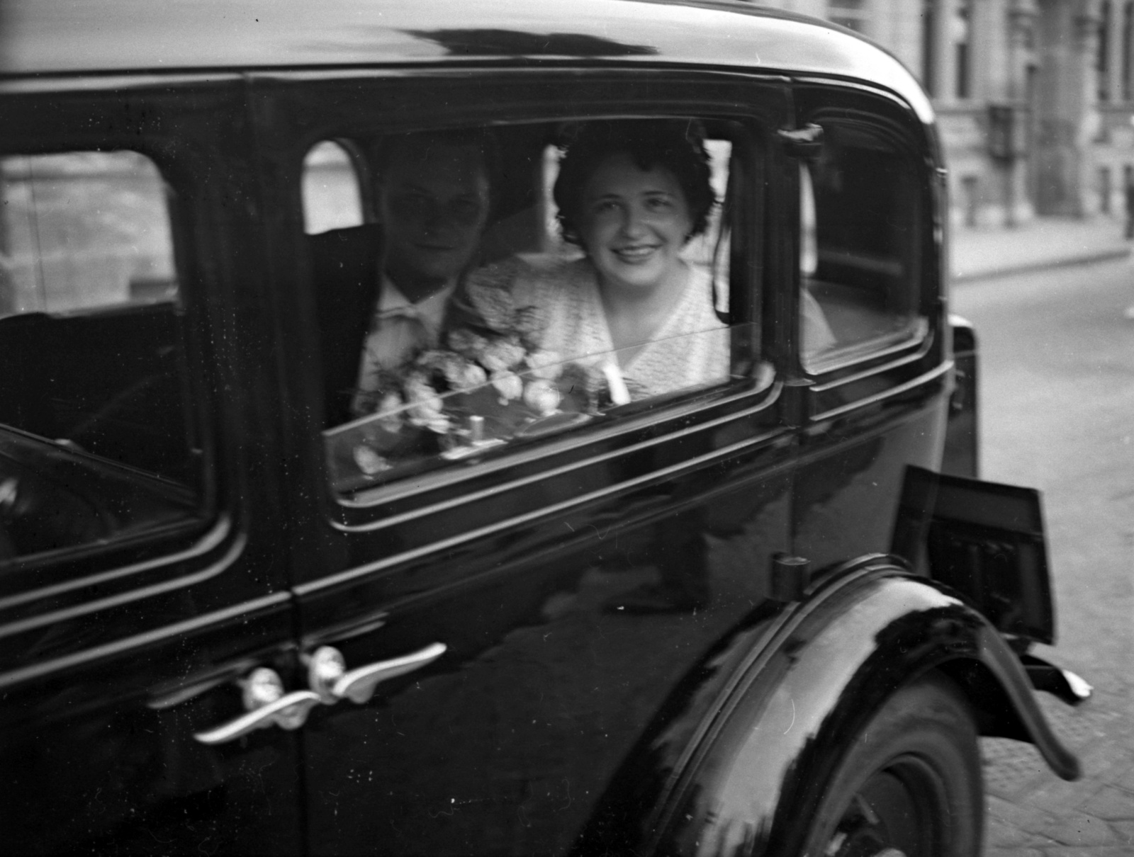 Hungary, Budapest XII., Csaba utca a Jézus Szíve-templom előtt., 1939, Lissák Tivadar, wedding ceremony, smile, bride, bouquet, automobile, Budapest, peeking, Fortepan #71184