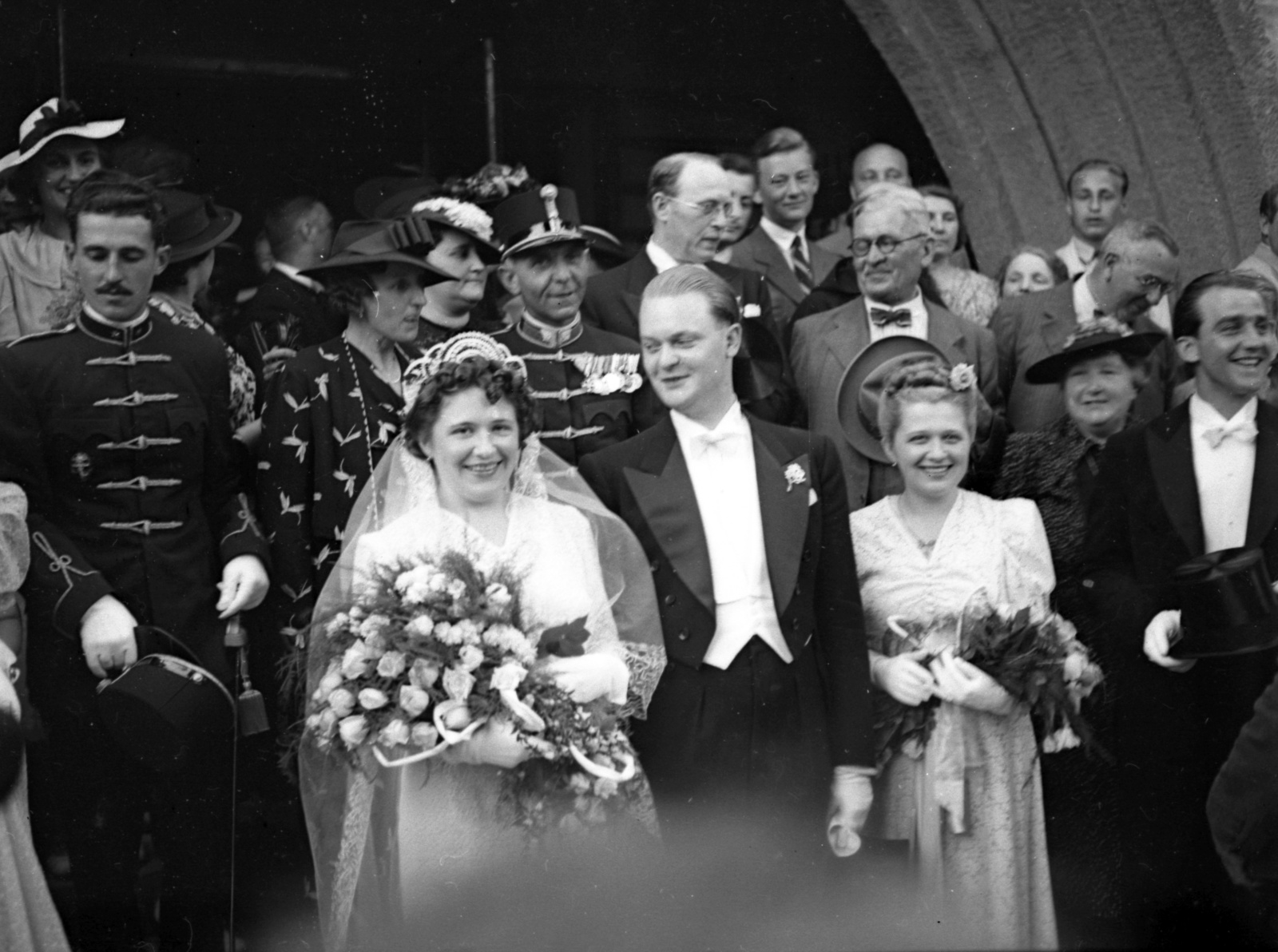 Hungary, Városmajor, Budapest XII., Jézus Szíve-templom., 1939, Lissák Tivadar, wedding ceremony, bride, groom, bouquet, Budapest, Fortepan #71185