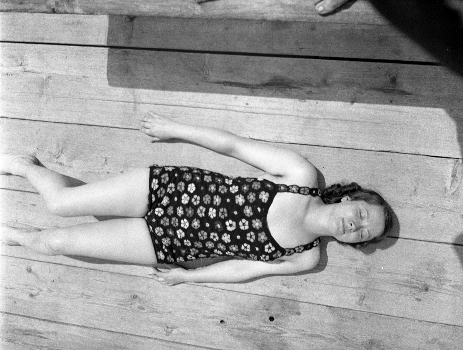 Magyarország, Balatonmáriafürdő, Balaton-part., 1939, Lissák Tivadar, strand, fürdőruha, felülnézet, napozás, háton fekvés, Best of, Fortepan #71192