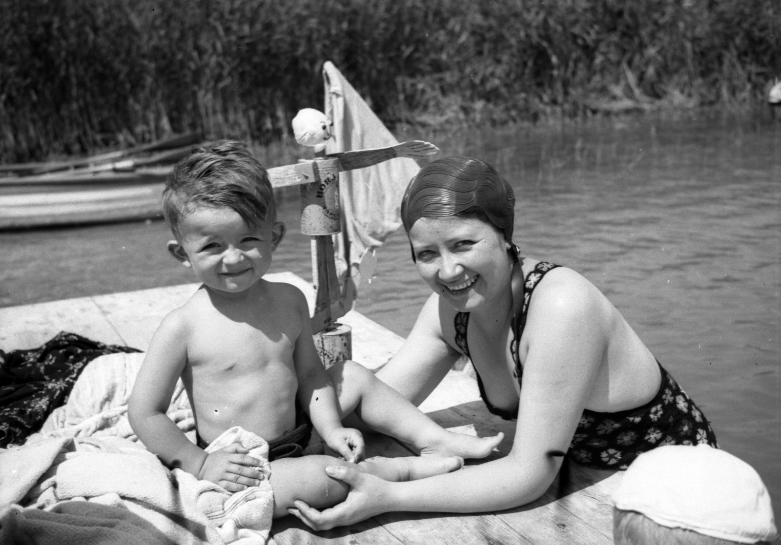 Hungary, Balatonmáriafürdő, Balaton-part., 1939, Lissák Tivadar, half-naked, smile, lady, doll, kid, Fortepan #71193