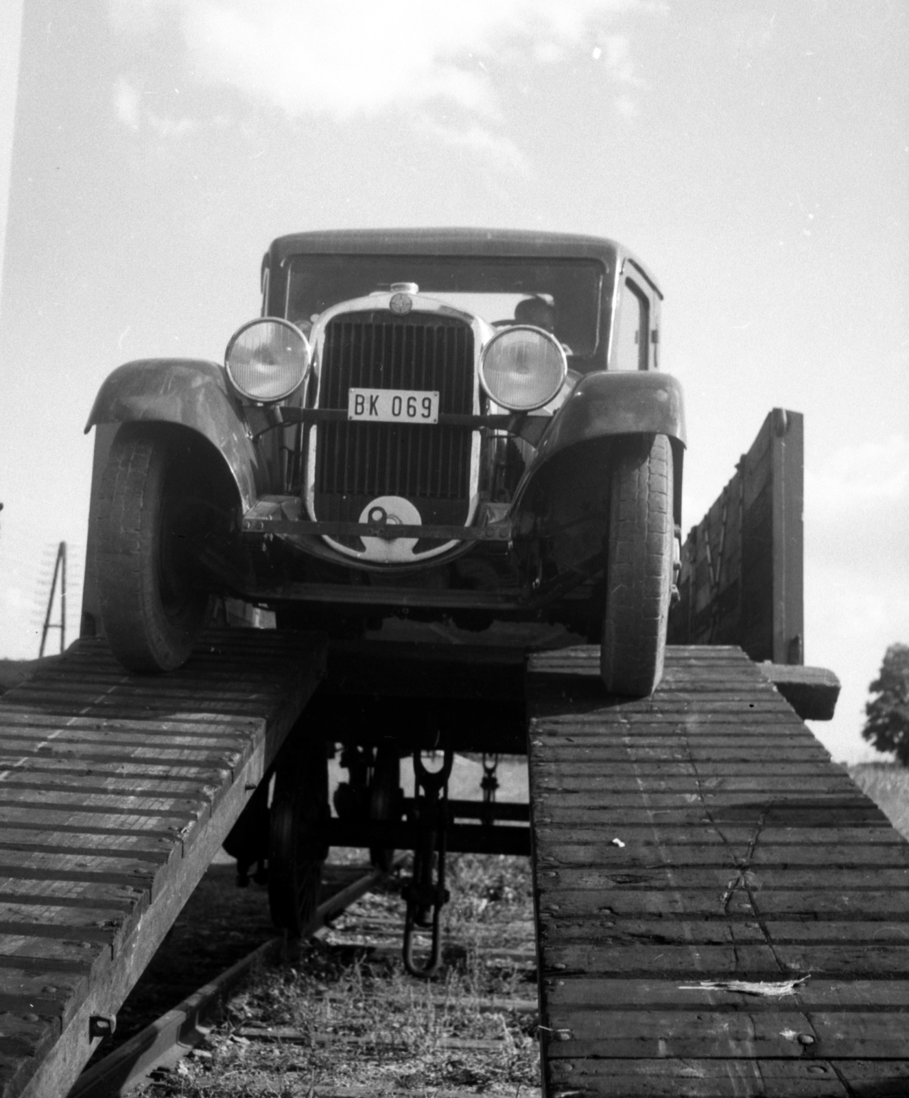 Slovakia, Košice, teherpályaudvar., 1939, Lissák Tivadar, railway, Steyr-brand, Austrian brand, automobile, number plate, car transporter, Fortepan #71204