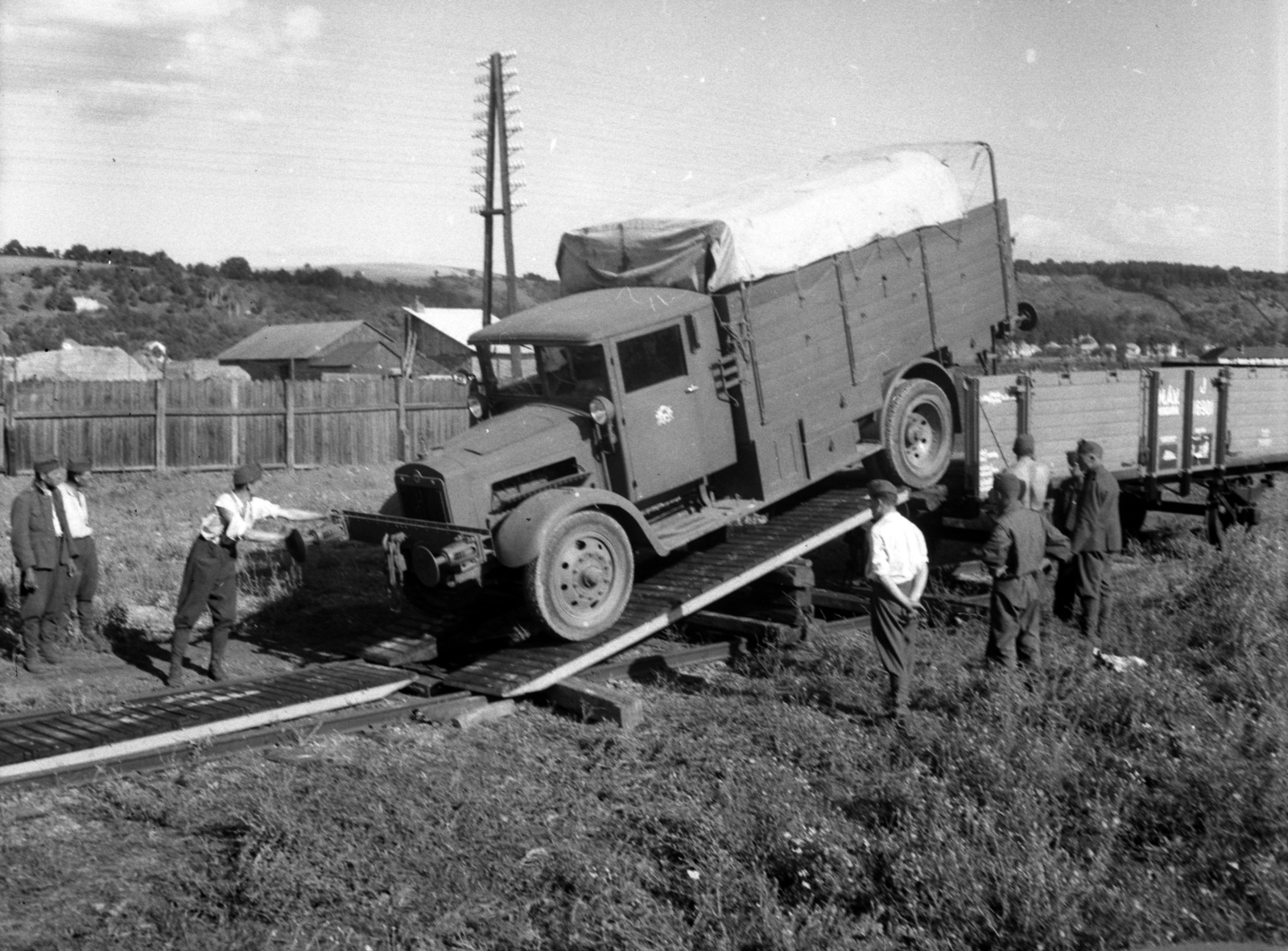 Szlovákia, Kassa, teherpályaudvar., 1939, Lissák Tivadar, vasút, magyar gyártmány, teherautó, MÁVAG-márka, rakodás, sínautó, Általános Honvédségi Gépjármű Embléma, Mávag VL-2, autószállító, Fortepan #71206