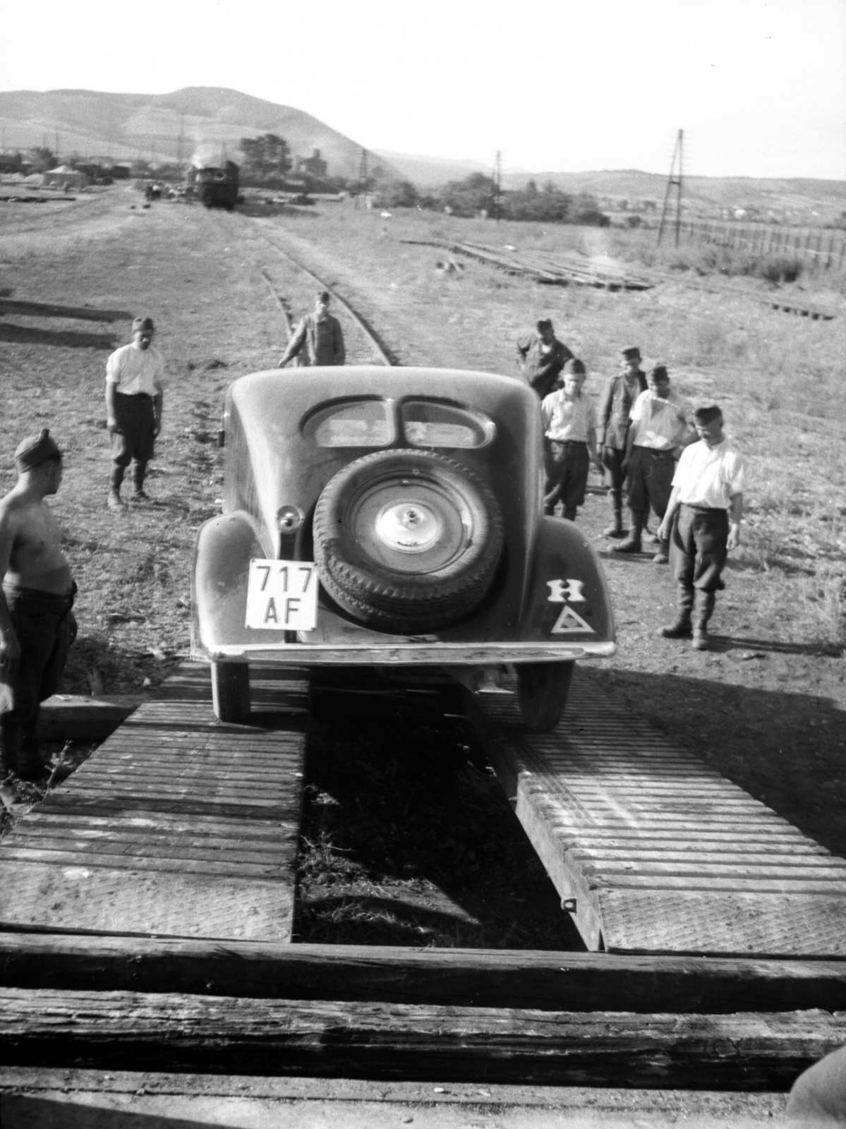 Slovakia, Košice, teherpályaudvar, háttérben a Hradová (Várhegy)., 1939, Lissák Tivadar, railway, Steyr-brand, Austrian brand, automobile, number plate, spare wheel, country code sign, Fortepan #71207