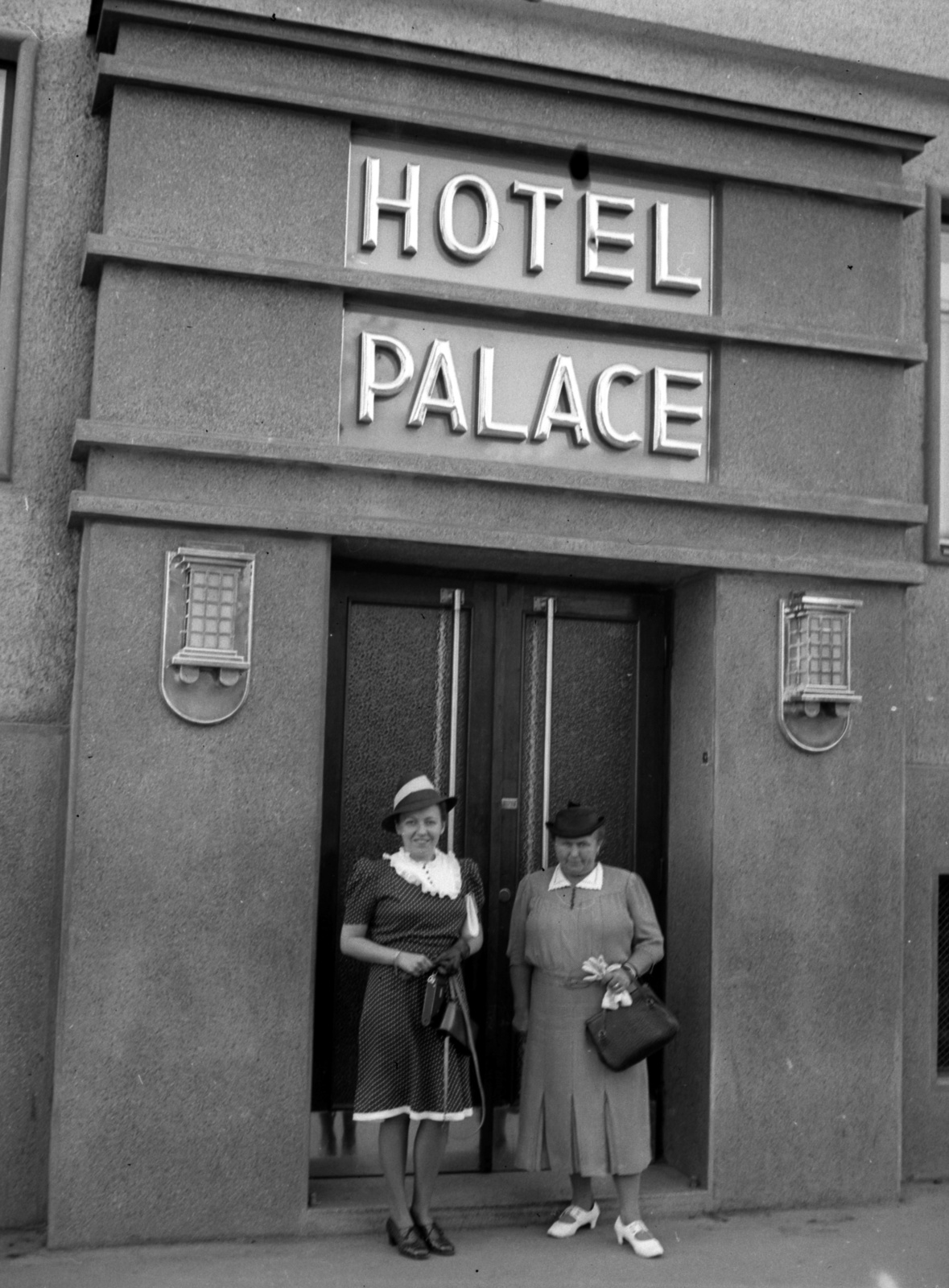 Slovakia, Košice, ulica Štefánikova (Mátyás király körút 2.), Palace Hotel., 1939, Lissák Tivadar, hotel, Functionalism, Endre Resatkó-design, Fortepan #71212