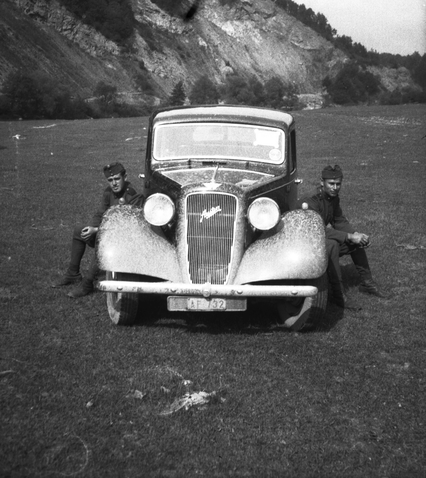 Slovakia, Košice, a Hradová (Várhegy) alatti kőbánya., 1939, Lissák Tivadar, British brand, Austin-Brand, automobile, sitting on a car, Fortepan #71214