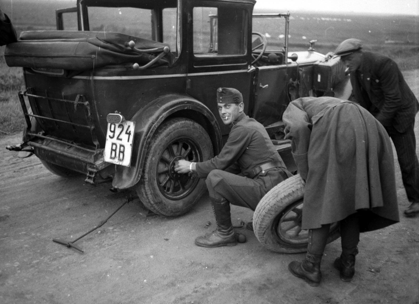 1939, Lissák Tivadar, smoking, Fiat-brand, soldier, boots, automobile, car repair, number plate, tire, flat tyre, changing tyre, Fortepan #71215