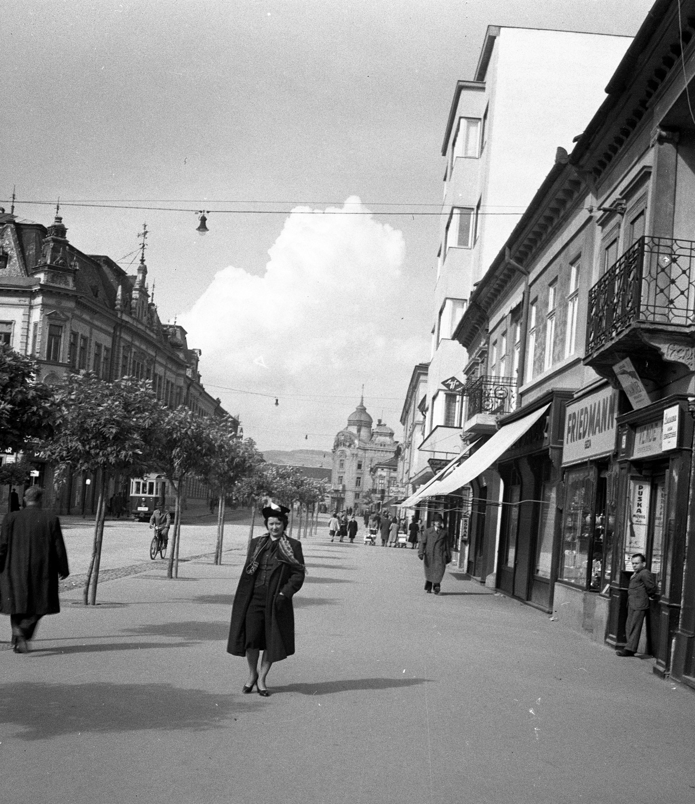 Slovakia, Košice, Fő utca (ulica Hlavná), háttérben a Hadtestparancsnokság (később Kelet-Szlovákiai Múzeum) épülete., 1939, Lissák Tivadar, pedestrian, street view, tram, Secession, museum, balcony, awning, József Kauser-design, Fortepan #71228