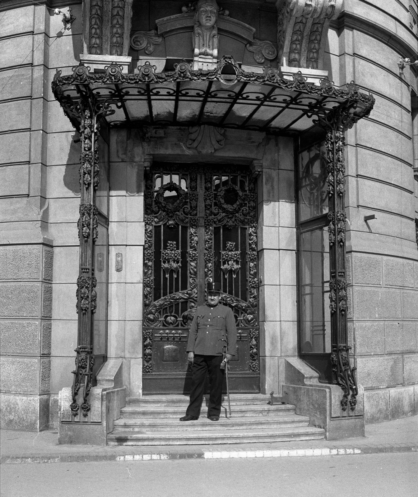 Szlovákia, Kassa, Békemaraton tér (Námestie maratónu mieru) - ulica Hviezdoslavova sarok. Hadtestparancsnokság (később Kelet-Szlovákiai Múzeum) bejárata., 1939, Lissák Tivadar, szecesszió, múzeum, katona, tiszt, Kauser József-terv, Fortepan #71229