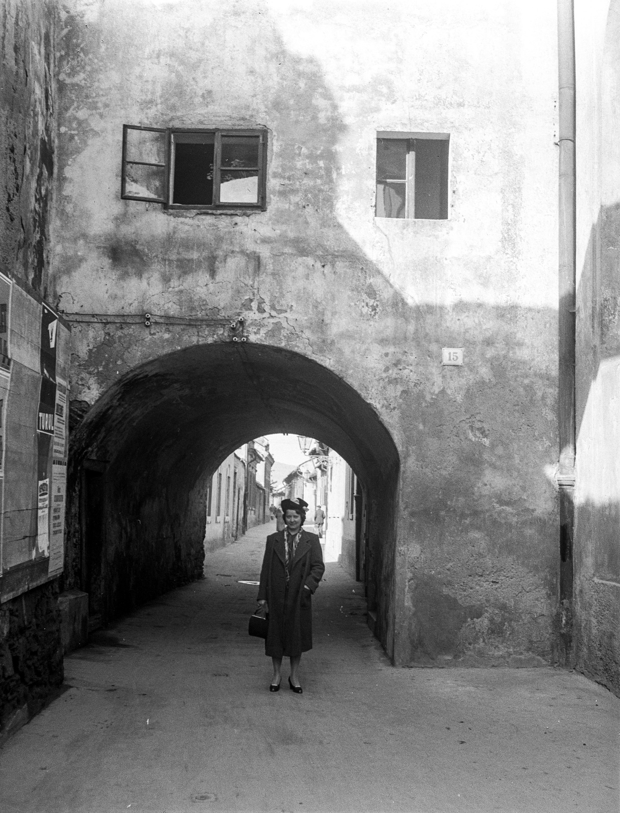 Slovakia, Košice, Fazekas utca (Hrnčiarska ulica) a Miklós börtön és a református templom felől nézve., 1939, Lissák Tivadar, street view, underpass, museum, house number sign, prison, Fortepan #71232