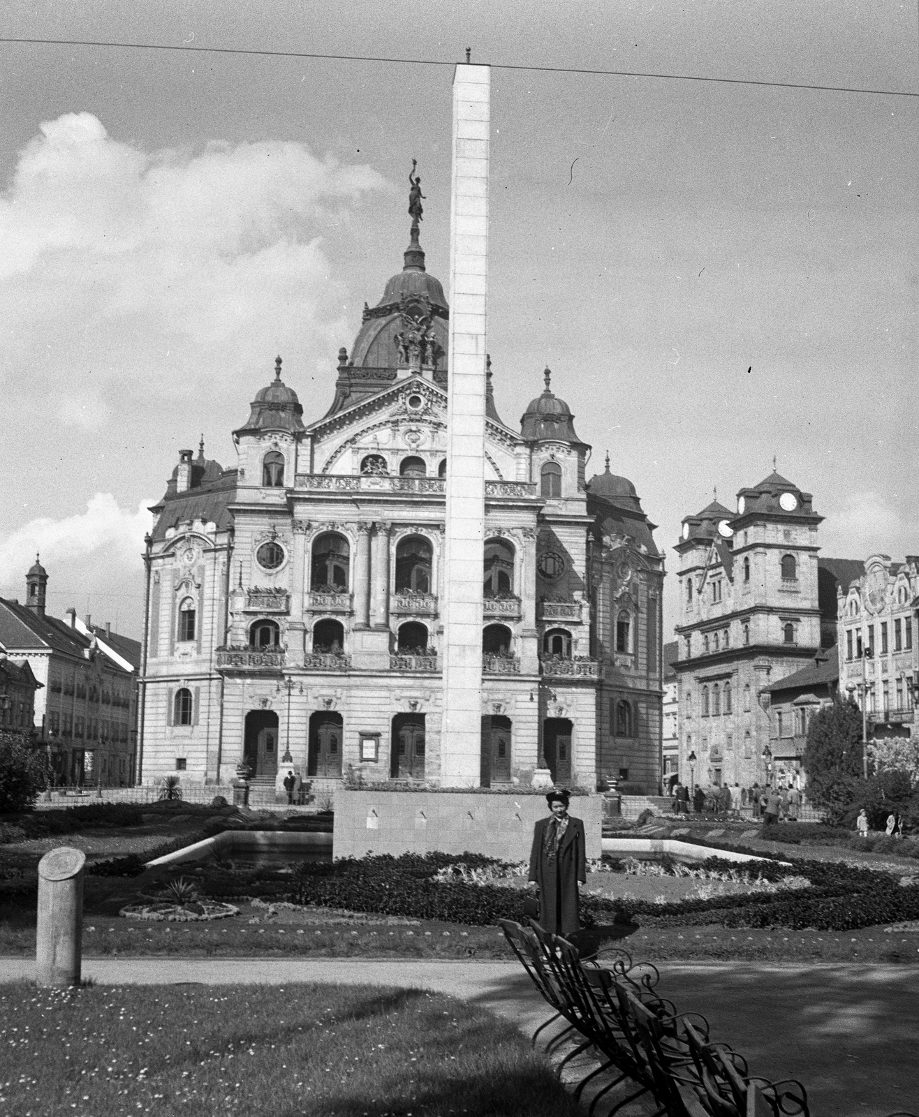 Slovakia, Košice, Fő tér (Hlavné namestie), szemben az Állami Színház, jobbra a Szentháromság-templom. Előtérben az 1935-ben felavatott csehszlovák köztársasági emlékoszlop., 1939, Lissák Tivadar, church, national theater, theater, Obelisk, Adolf Láng-design, Neo-Baroque-style, Fortepan #71233