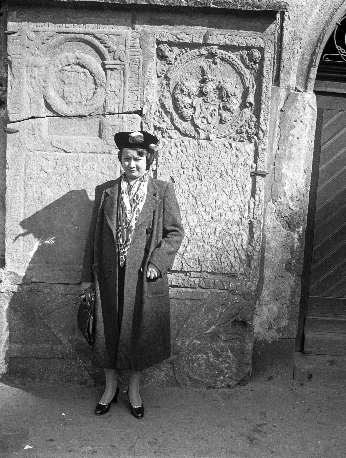 Slovakia, Košice, Fő tér (Hlavné namestie), jobbra az Orbán-torony bejárata., 1939, Lissák Tivadar, tower, tombstone, Fortepan #71234