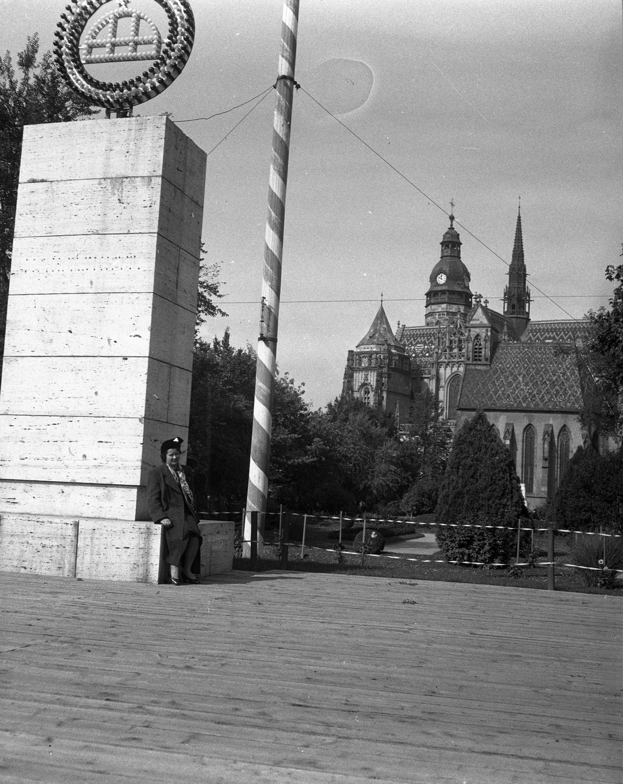 Slovakia, Košice, Szabadság tér (Námestie slobody), Országzászló, háttérben a Szent Erzsébet-főszékesegyház (Dóm)., 1939, Lissák Tivadar, Catholic Church, flag pole, Cathedral, Fortepan #71236