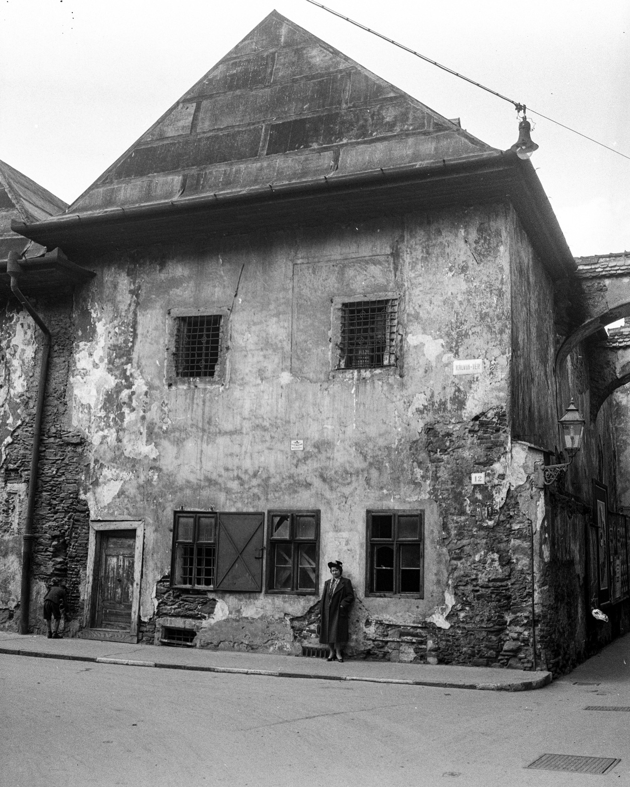 Slovakia, Košice, ulica Pri Miklušovej väznici (ekkor Kálvin tér / Kalvínovo námestie), Miklós börtön., 1939, Lissák Tivadar, museum, street name sign, house number sign, prison, manhole cover, window bars, Fortepan #71238