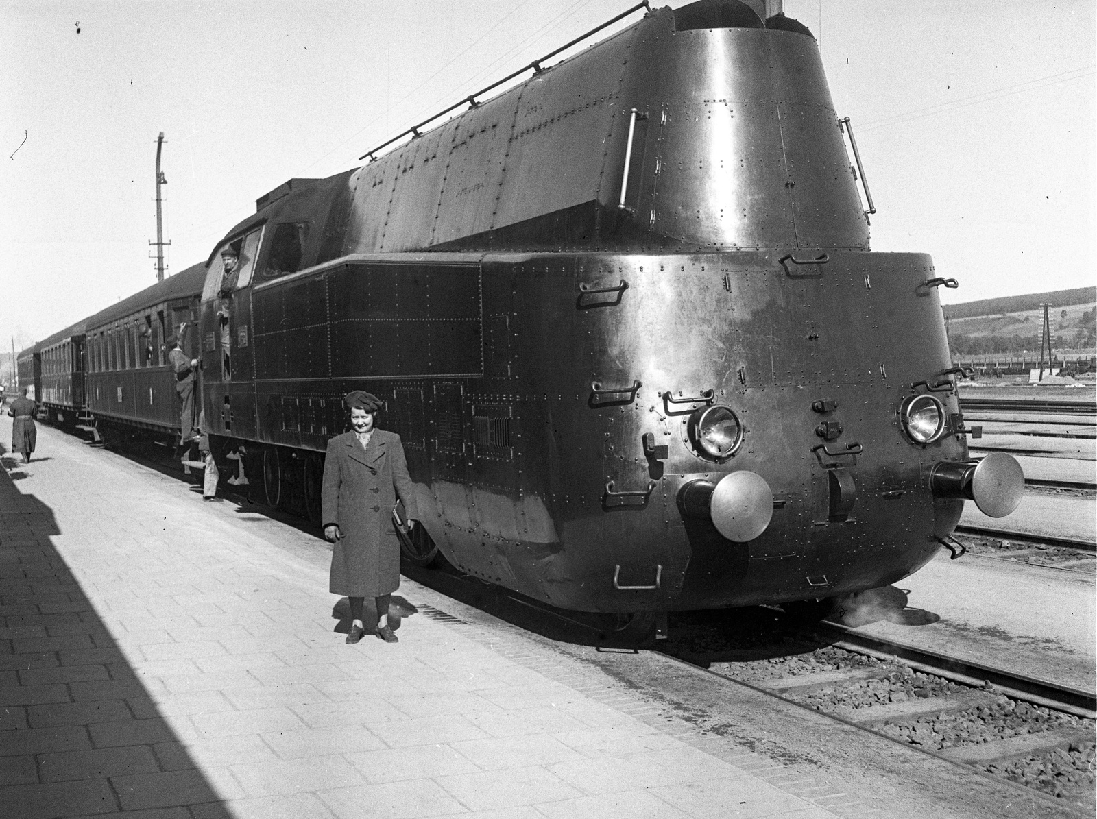 Slovakia, Košice, vasútállomás, a MÁV 242 sorozatú áramvonalas burkolatú gőzmozdonya., 1939, Lissák Tivadar, steam locomotive, Hungarian Railways, railway, train station, MÁV Class 242, streamline design, Fortepan #71239