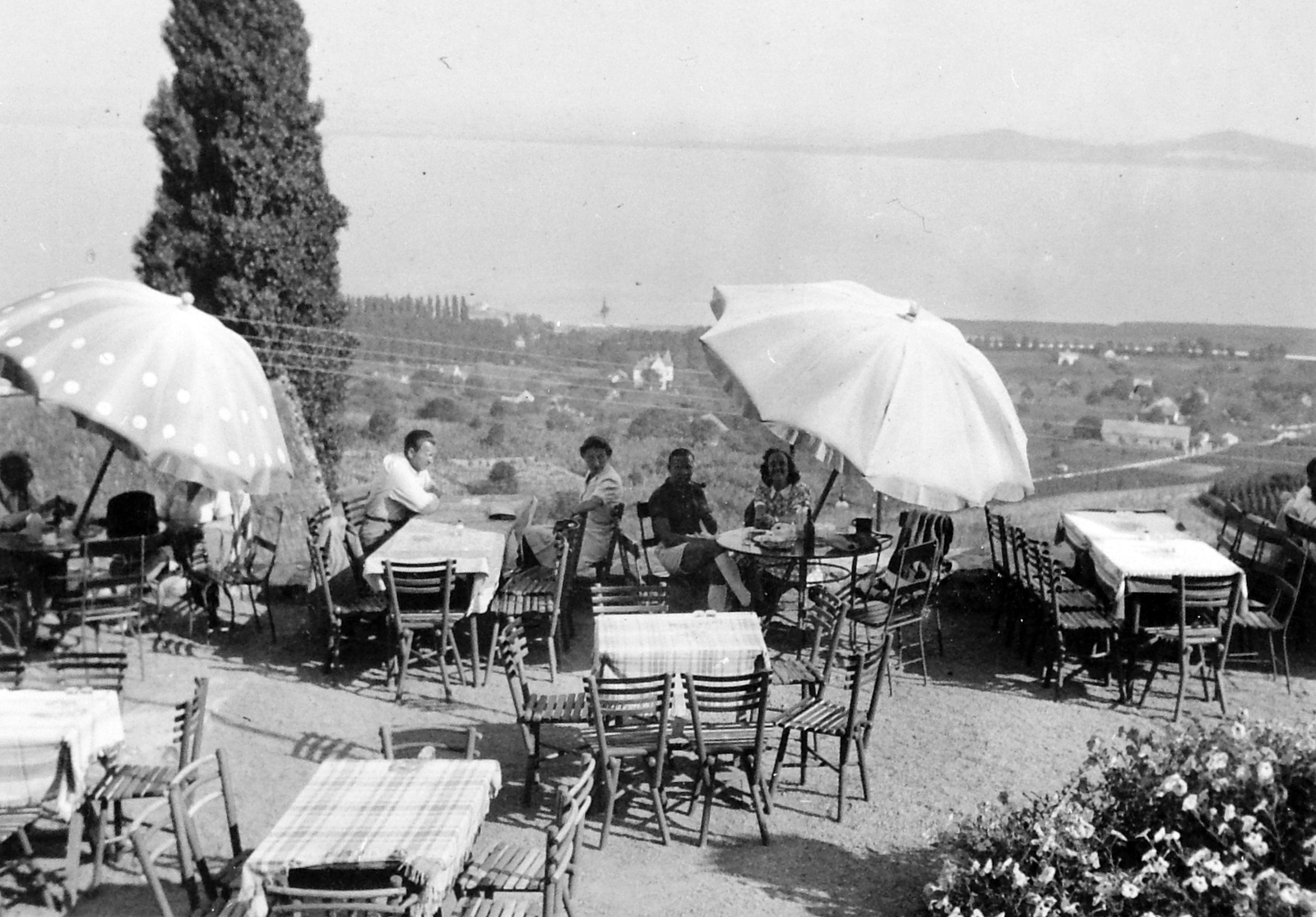 Hungary,Lake Balaton, Badacsonytomaj, a Kisfaludy-ház terasza., 1940, Fortepan, sunshades, terrace, picture, Fortepan #7124