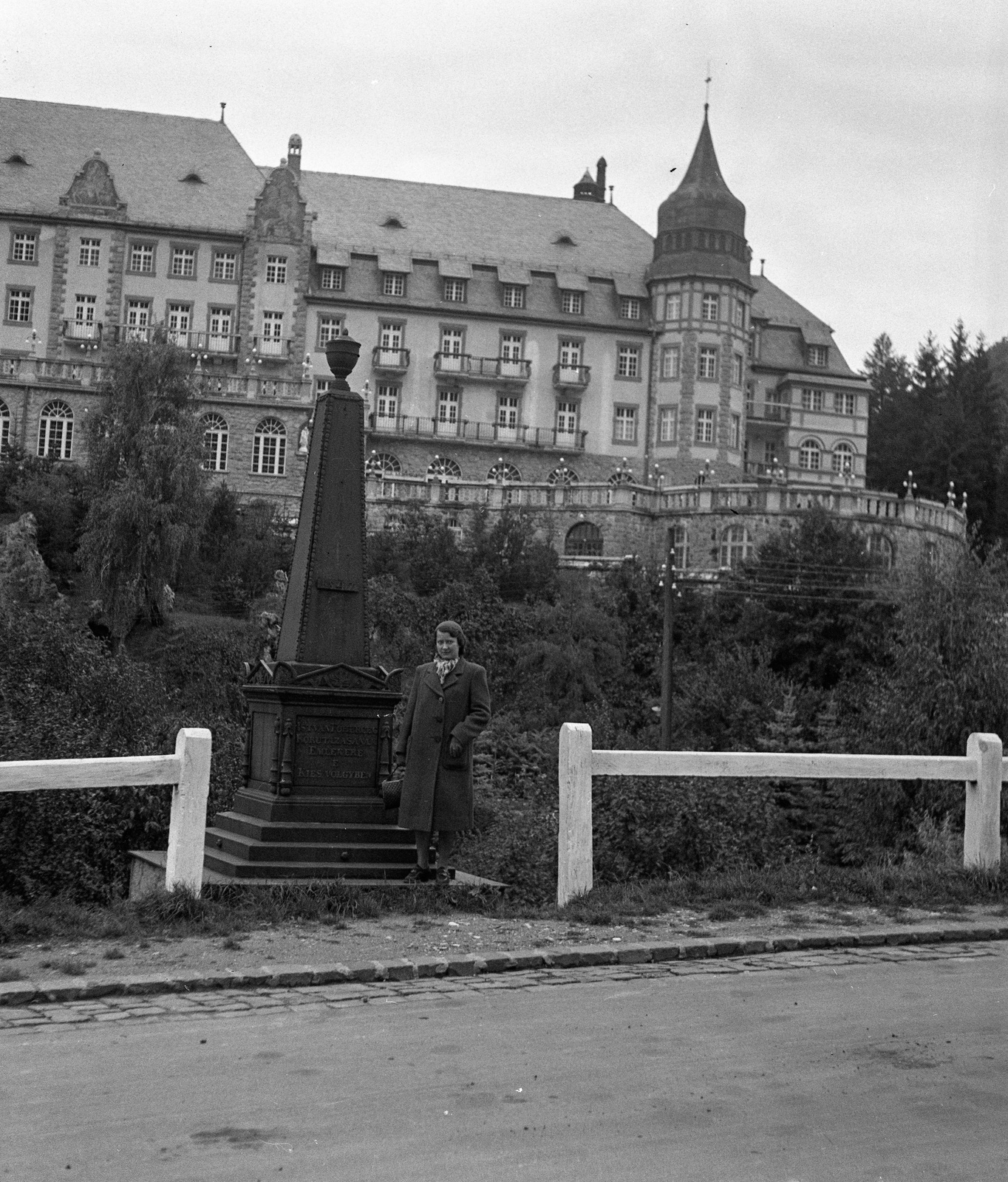 Hungary, Lillafüred, Miskolc, Palotaszálló., 1939, Lissák Tivadar, portrait, monument, hotel, Renaissance Revival, gloves, handbag, lady, coat, Kálmán Lux-design, Fortepan #71248