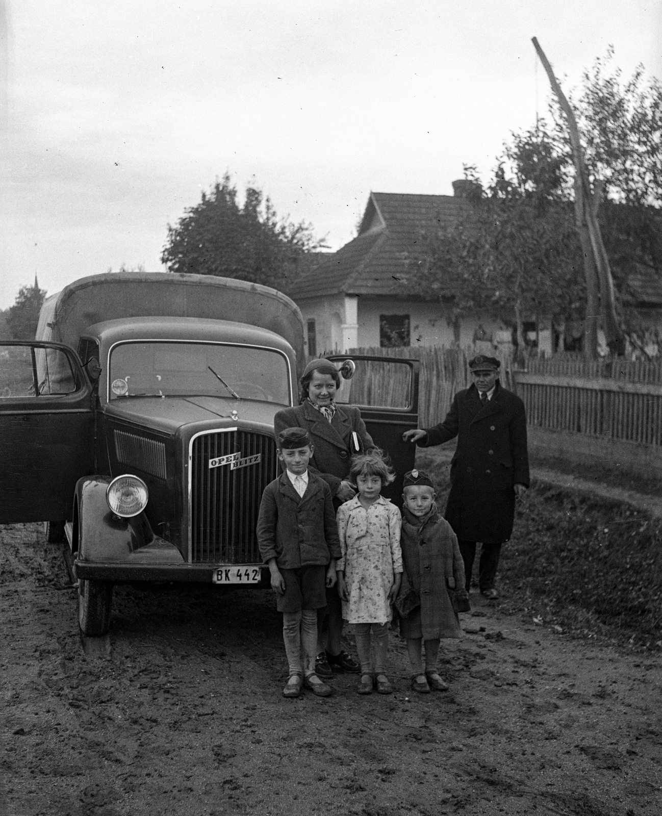 1939, Lissák Tivadar, Opel-brand, commercial vehicle, kids, number plate, height chart, hip-roof, three people, Fortepan #71249