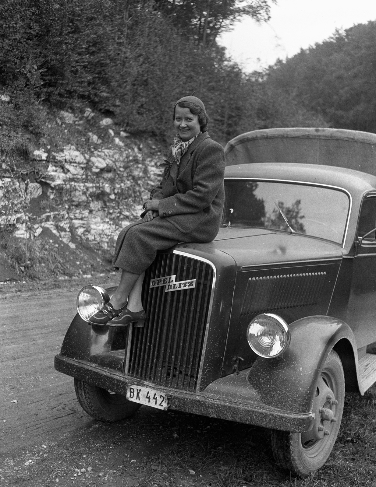 1939, Lissák Tivadar, Opel-brand, commercial vehicle, number plate, girls'n'cars, sitting on a car, Fortepan #71253