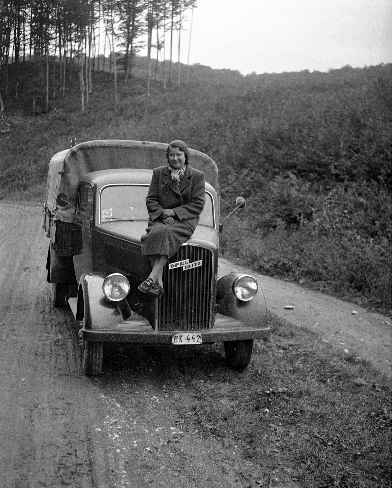 1939, Lissák Tivadar, Opel-brand, commercial vehicle, number plate, girls'n'cars, sitting on a car, Fortepan #71255