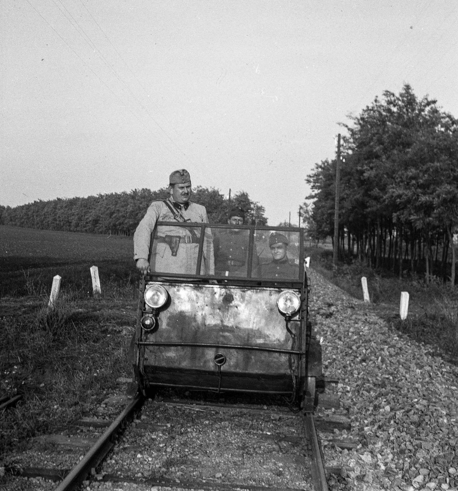 Pkvg pályamesteri könnyű vágánygépkocsi., 1939, Lissák Tivadar, soldier, , "Bocskai" side cap, Fortepan #71264