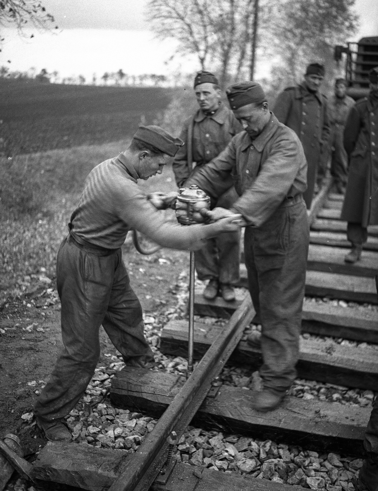 1939, Lissák Tivadar, railway, soldier, rails, sapper, "Bocskai" side cap, Fortepan #71283