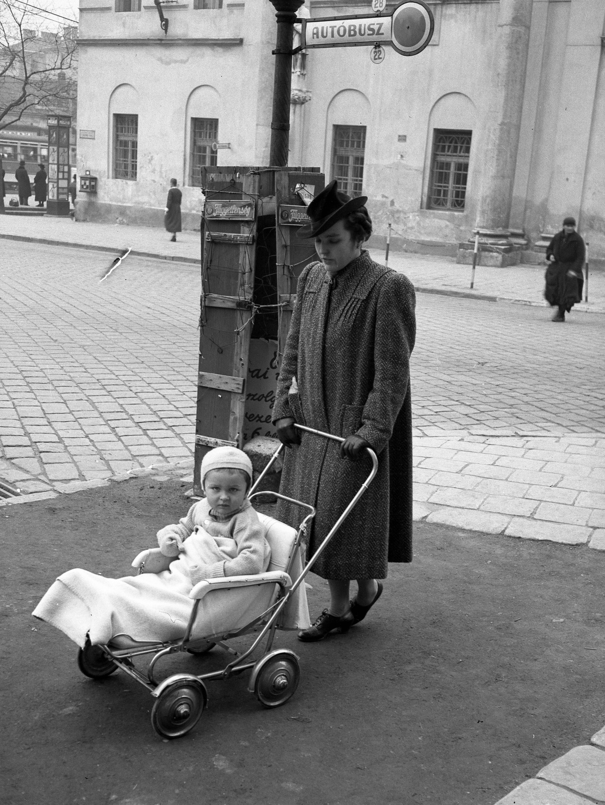 Hungary, Budapest II., Széna tér, háttérben a régi Szent János Kórház., 1941, Lissák Tivadar, baby carriage, Budapest, bus stop, Fortepan #71287