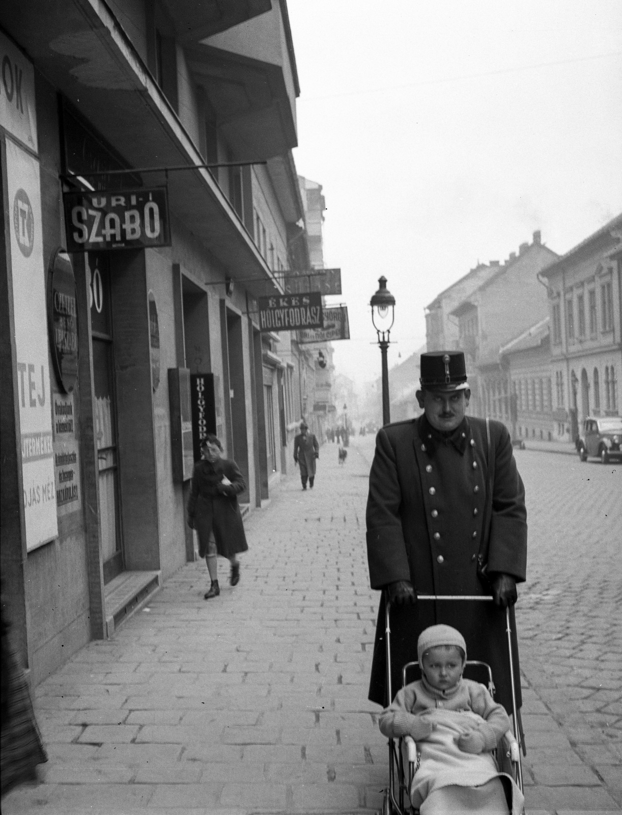 Hungary, Budapest II., Retek utca a Széna tér felé nézve., 1941, Lissák Tivadar, sign-board, baby carriage, street view, lamp post, soldier, kid, automobile, Budapest, Best of, Fortepan #71289