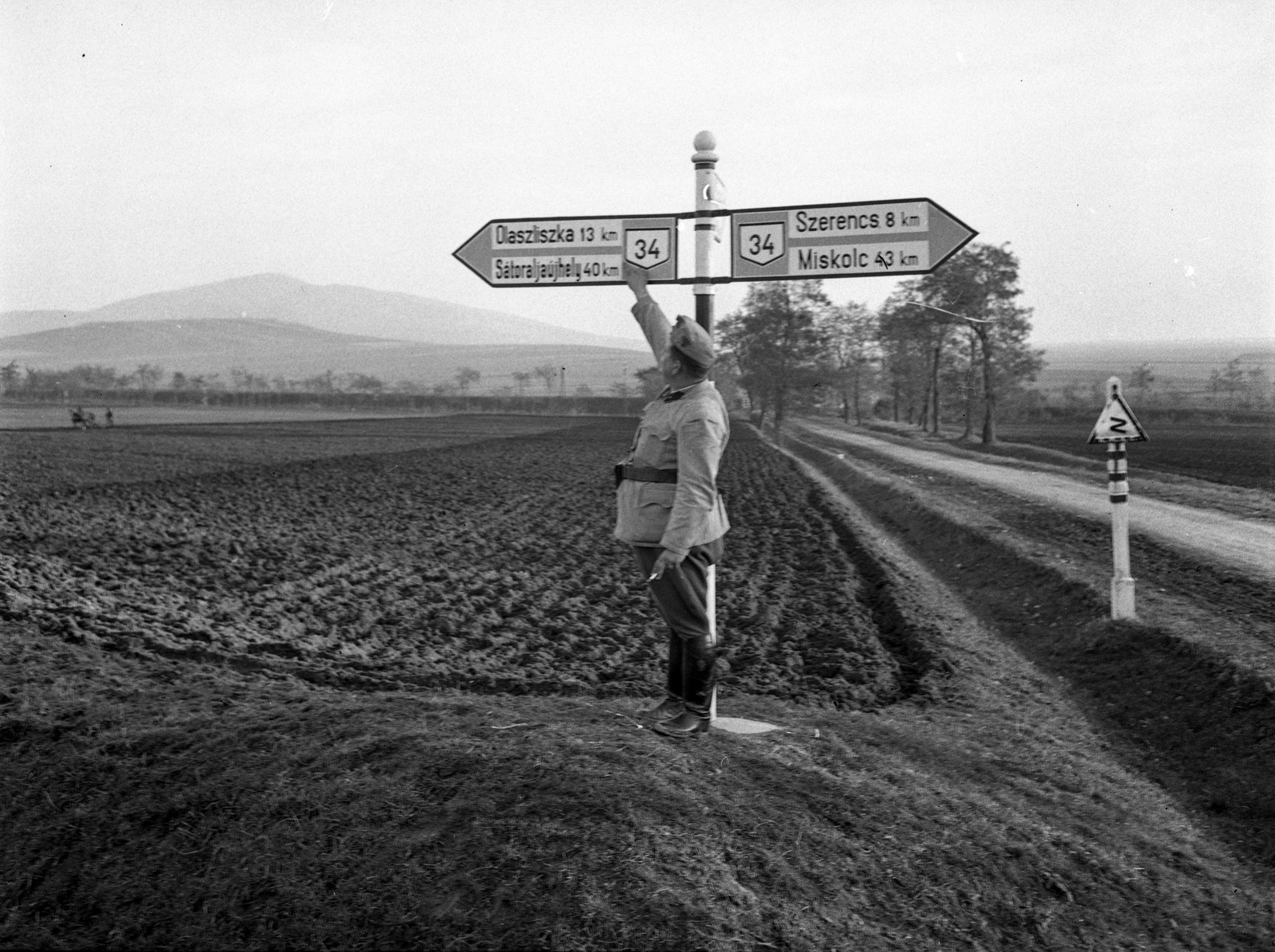 Hungary, Mezőzombor, 37-es (ekkor 34-es) főút, jobbra a leágazás Tokaj felé., 1939, Lissák Tivadar, road signs, soldier, Fortepan #71297