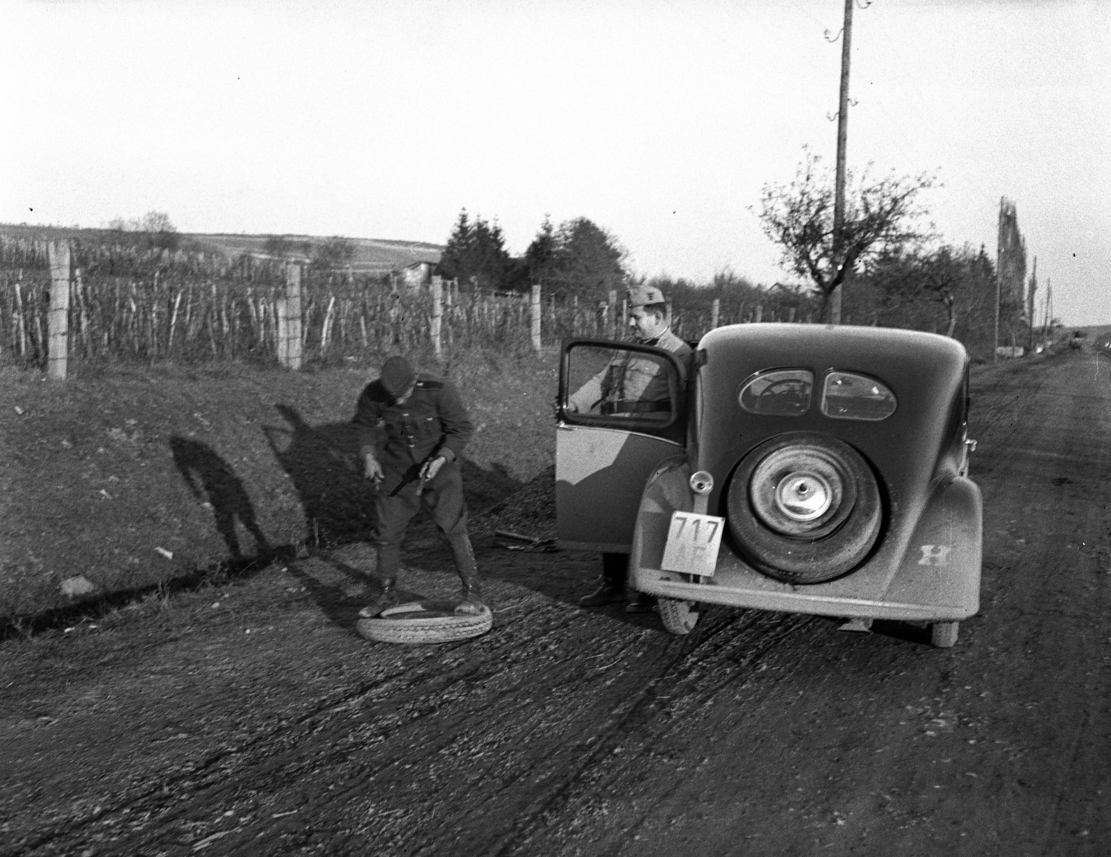 Hungary, Mezőzombor, 37-es (ekkor 34-es) főút., 1939, Lissák Tivadar, Steyr-brand, soldier, automobile, car repair, number plate, tire, flat tyre, changing tyre, country code sign, Fortepan #71298