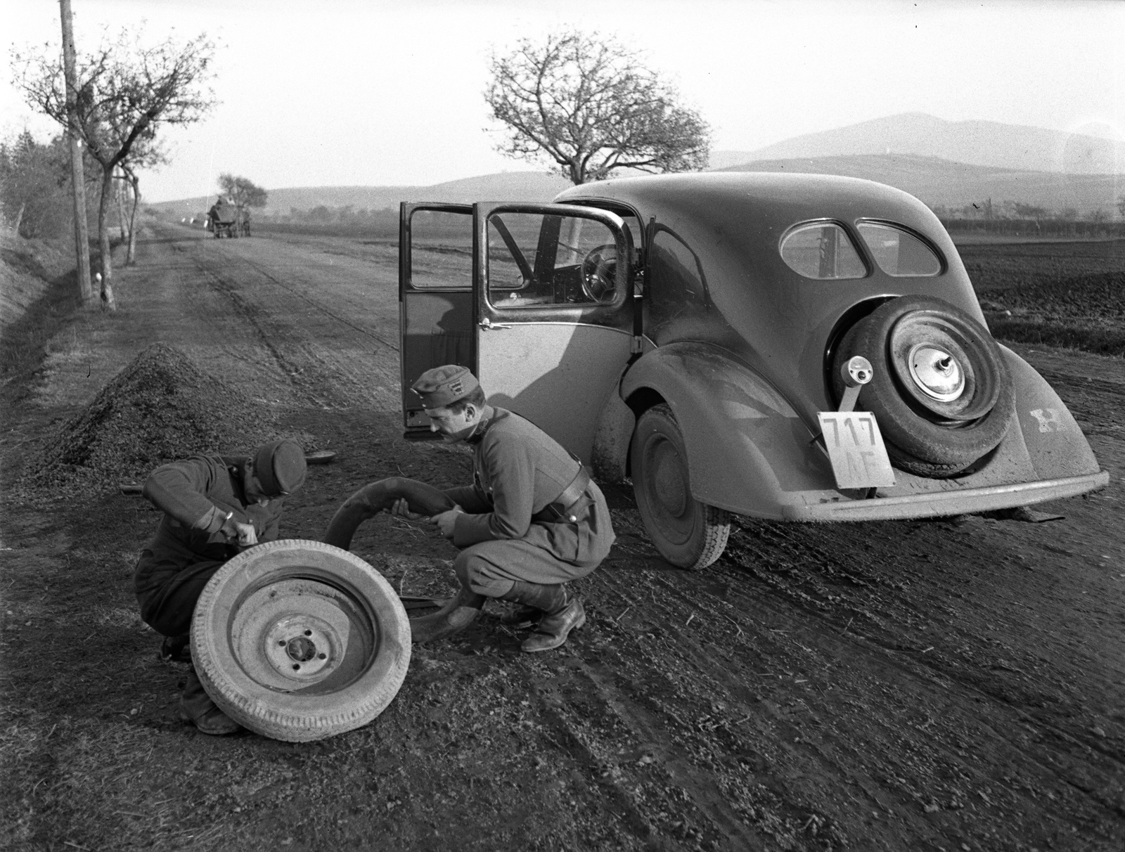 Hungary, Mezőzombor, 37-es (ekkor 34-es) főút, jobbra a Kopasz-hegy., 1939, Lissák Tivadar, Steyr-brand, Austrian brand, chariot, soldier, automobile, car repair, number plate, tire, flat tyre, changing tyre, country code sign, Fortepan #71299