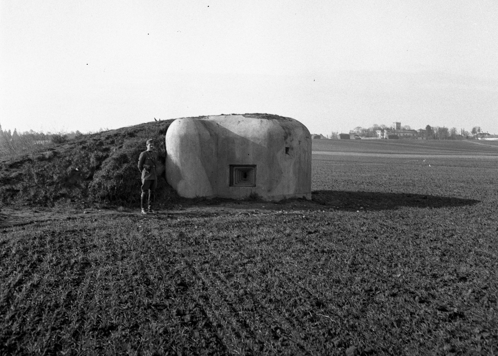 Slovakia, Haniska, elfoglalt csehszlovák erőd a Kassára vezető út mellett, a háttérben a Zichy (egykor Wesselényi) kastély., 1939, Lissák Tivadar, fort, camouflage pattern, Fortepan #71303