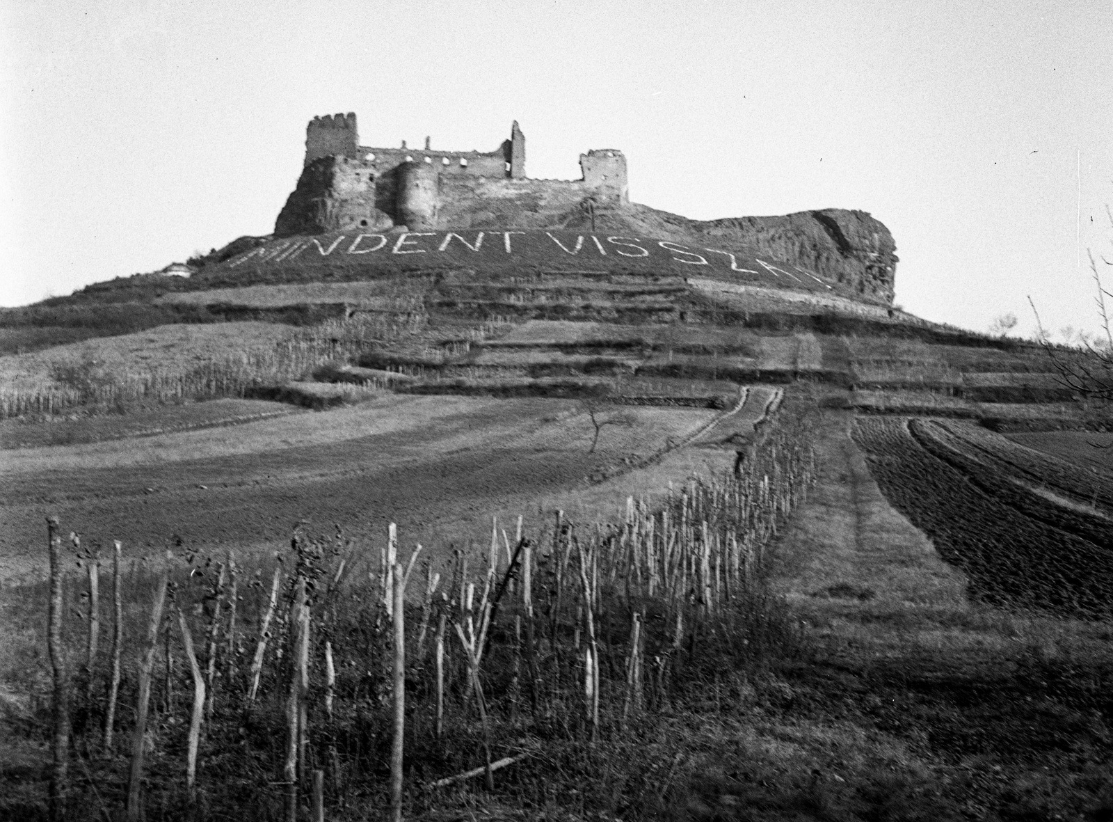 Magyarország, Boldogkőváralja, Boldogkő vára, jobb szélen az Oroszlán-szikla látható., 1939, Lissák Tivadar, felirat, tájkép, várrom, vár, irredentizmus, Fortepan #71305