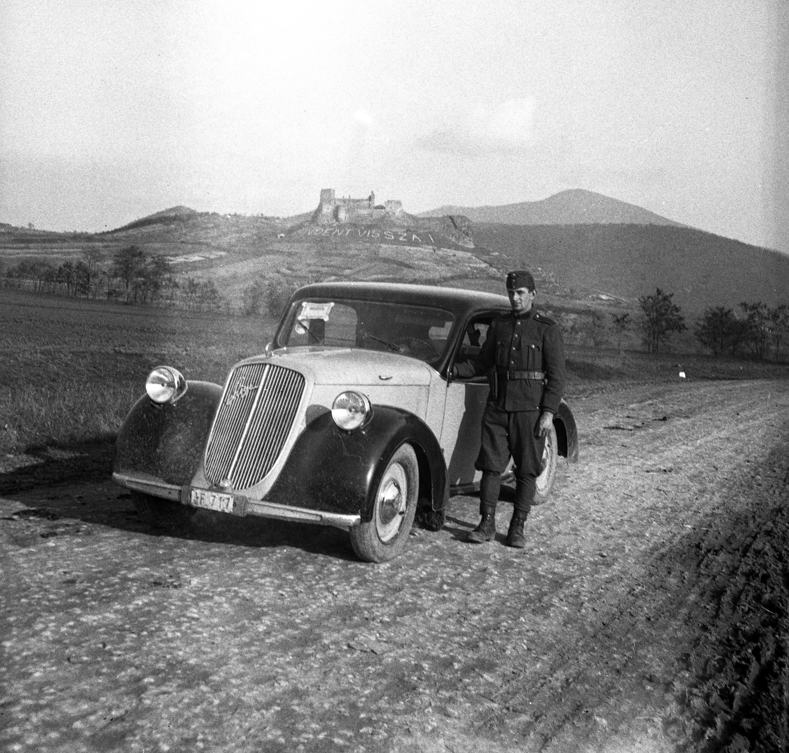 Magyarország, Boldogkőváralja, Boldogkő vára., 1939, Lissák Tivadar, Steyr-márka, osztrák gyártmány, felirat, várrom, automobil, Steyr 100/200, irredentizmus, Fortepan #71307