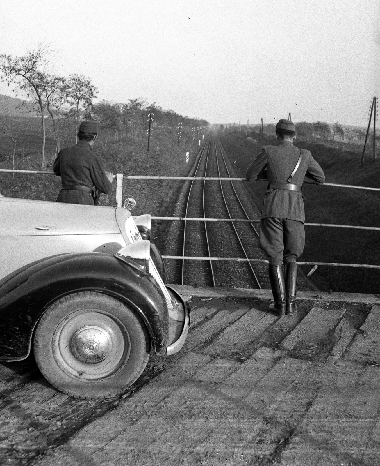 Hungary, Mezőzombor, a 38-as főút felüljárója a sátoraljaújhelyi vasútvonalnál., 1939, Lissák Tivadar, railway, Steyr-brand, Austrian brand, soldier, automobile, Fortepan #71312