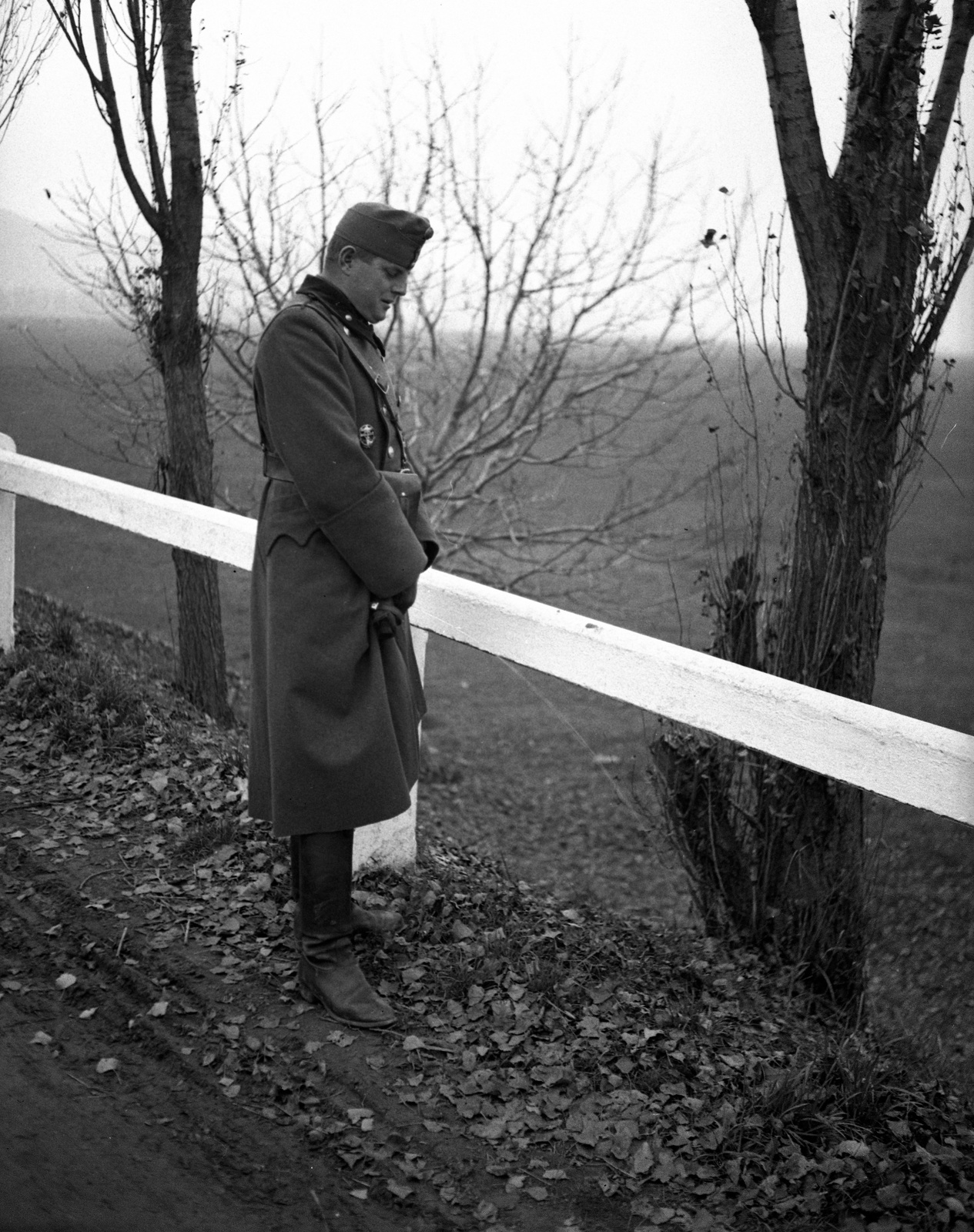 Hungary, a 38-as főút Tokaj és Rakamaz között., 1939, Lissák Tivadar, soldier, urinate, "Bocskai" side cap, Fortepan #71325