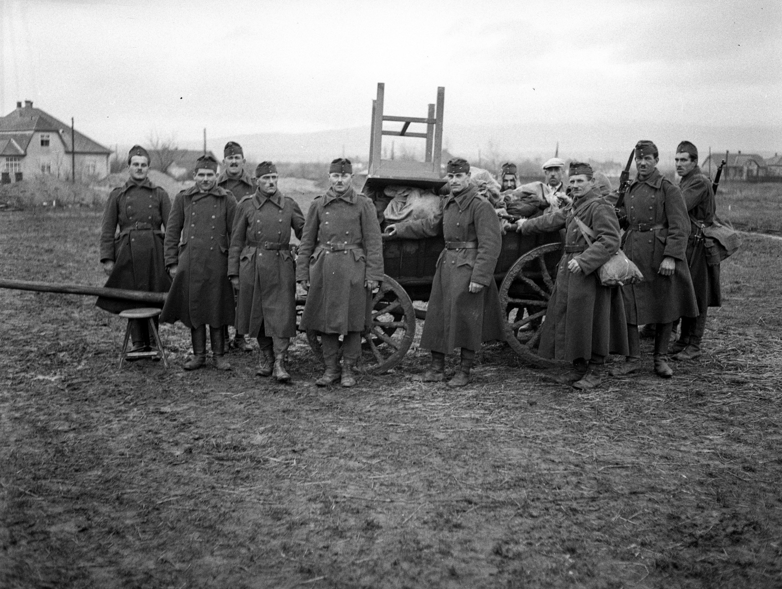 Hungary, Szentendre, a Görgey Artúr laktanya területe a mai Rózsa köznél, balra a Rózsa utca 9. számú ház., 1939, Lissák Tivadar, chariot, military, soldier, Fortepan #71339