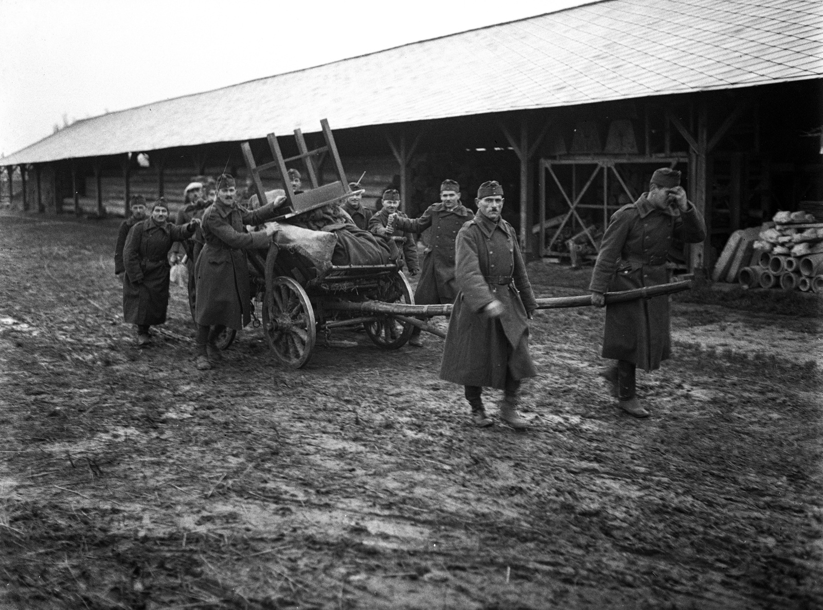 Hungary, Szentendre, Görgey Artúr laktanya., 1939, Lissák Tivadar, chariot, mud, soldier, table, Fortepan #71340