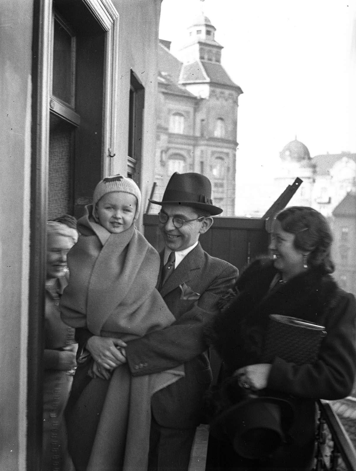 Hungary, Budapest I., a Fiáth János utca 11. udvar felé eső függőfolyosója, a háttérben balra a Fiáth János utca - Hattyú utca sarkán álló ház., 1939, Lissák Tivadar, hat, family, tableau, glasses, handbag, Budapest, outside balcony, hat in hand, Fortepan #71348