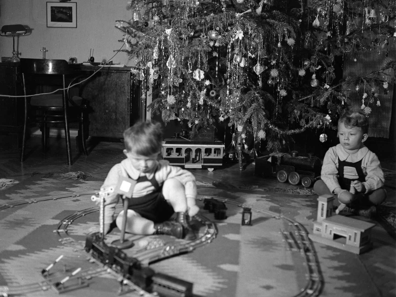 1939, Lissák Tivadar, Christmas, light, desk, christmas tree, kid, rail signal, barrier, interior, chair, bankers desk lamp, Fortepan #71349