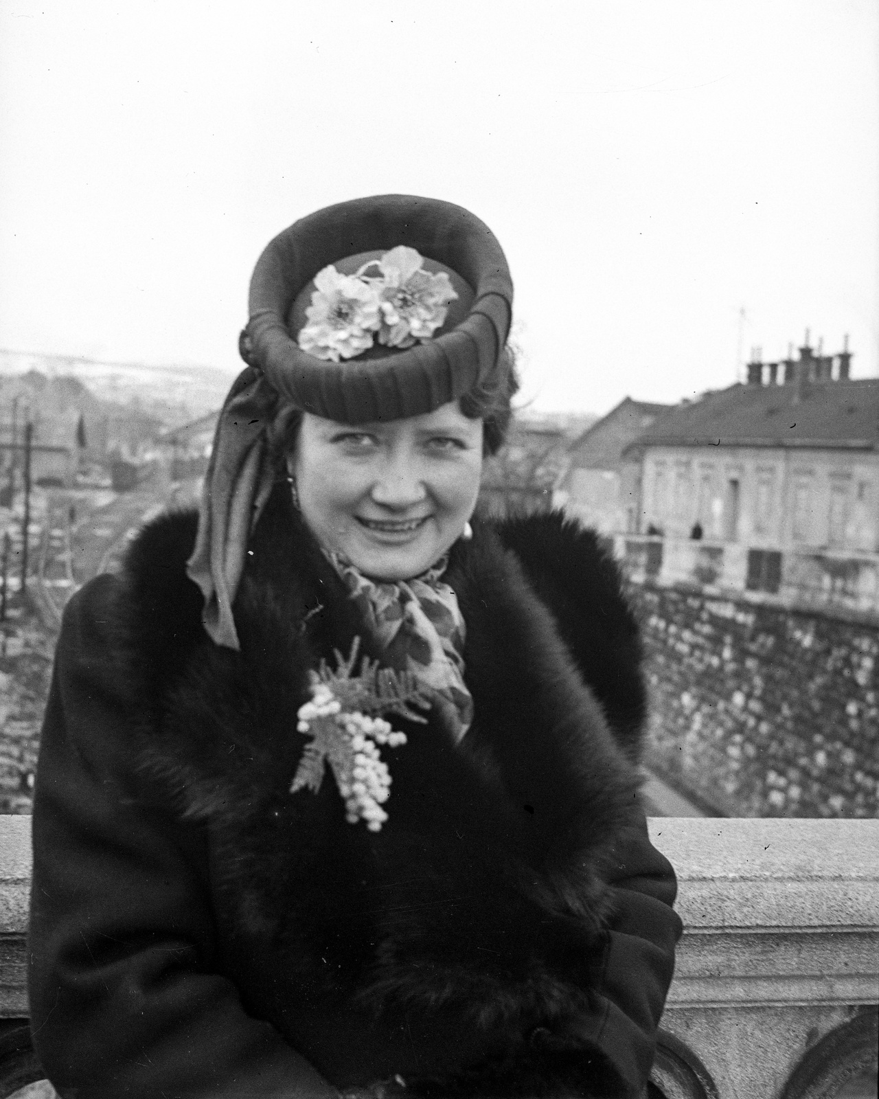 Magyarország, Budapest I., a felvétel a Márvány utcai vasúti hídon készült, háttérben a Déli pályaudvar., 1940, Lissák Tivadar, divat, kalap, bunda, Budapest, Fortepan #71360