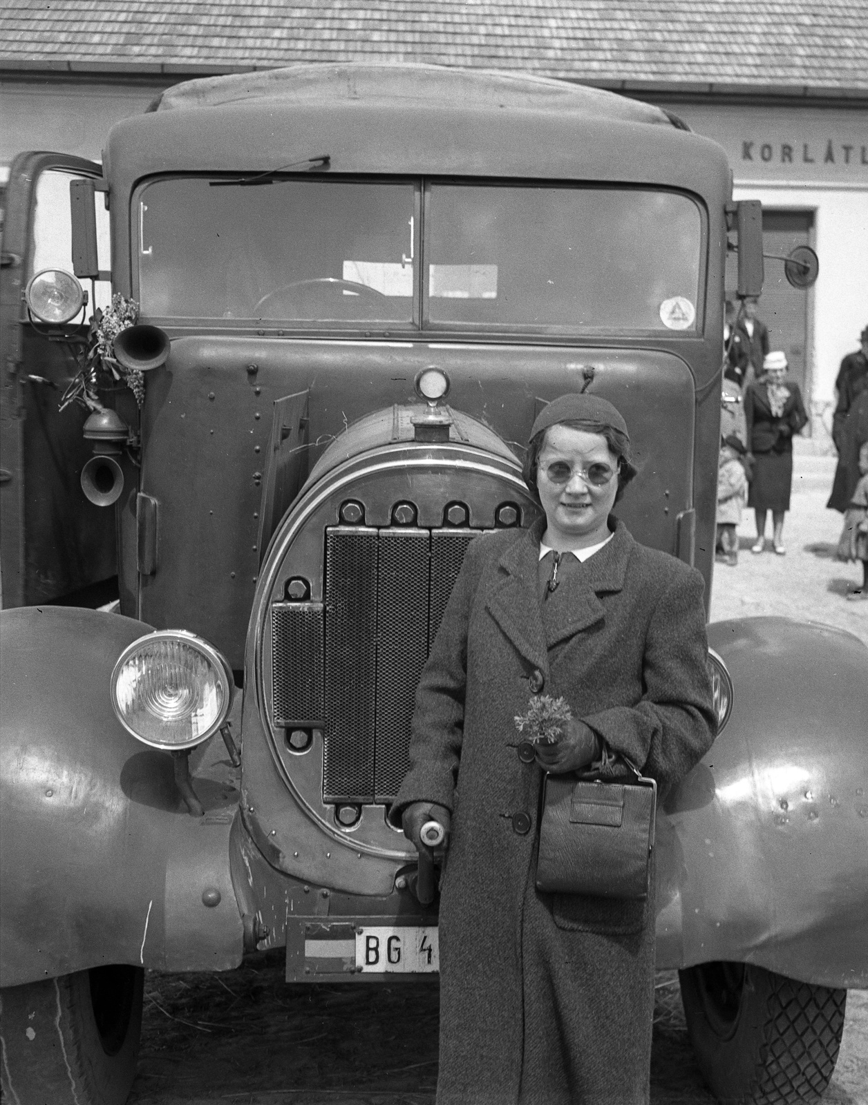1940, Lissák Tivadar, commercial vehicle, shades, handbag, girls'n'cars, Fortepan #71367