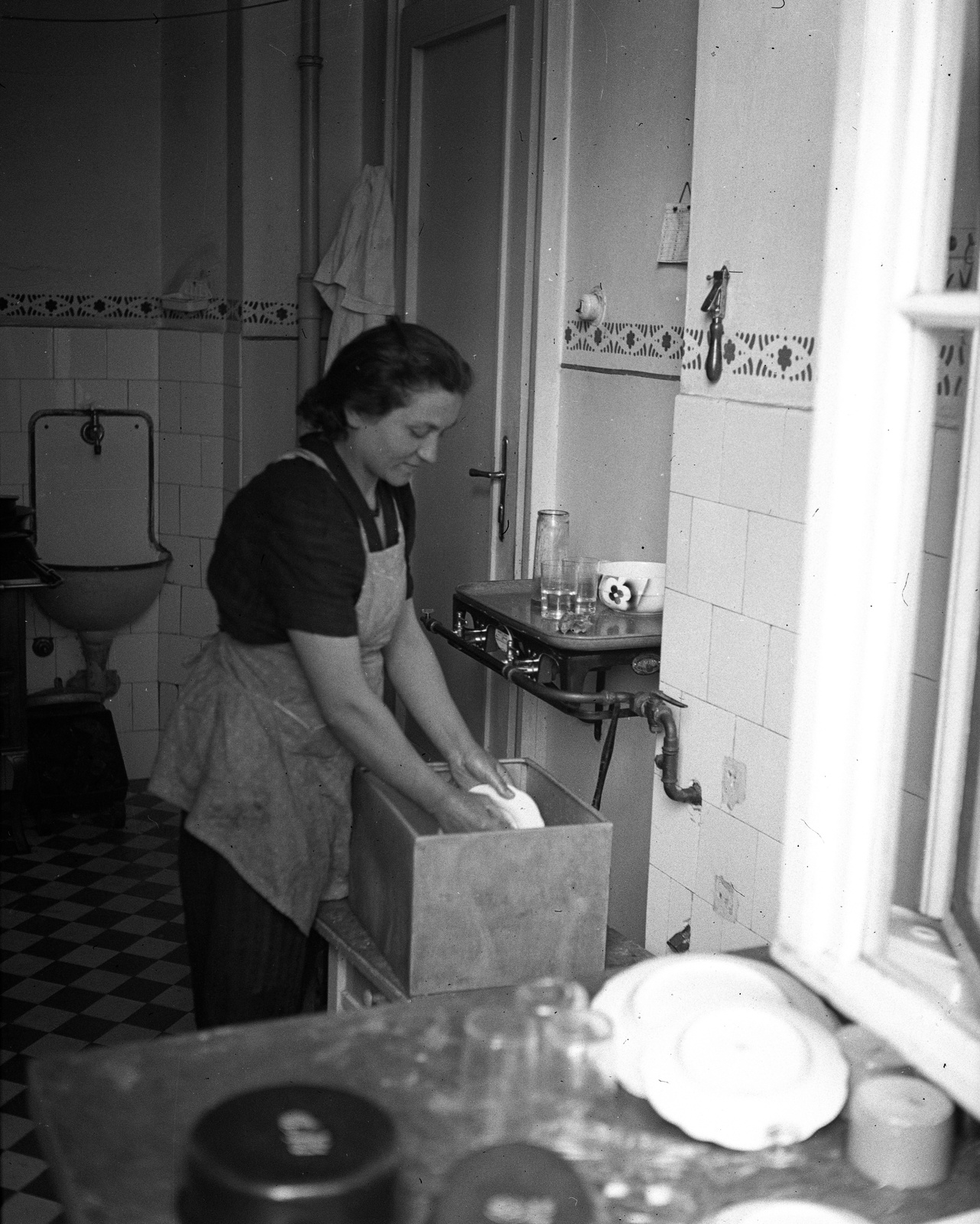 Hungary, Budapest II., Retek utca 29-31., I. emeleti lakás konyhája., 1940, Lissák Tivadar, kitchen, dishwashing, wall tap, gas stove, Budapest, Fortepan #71368