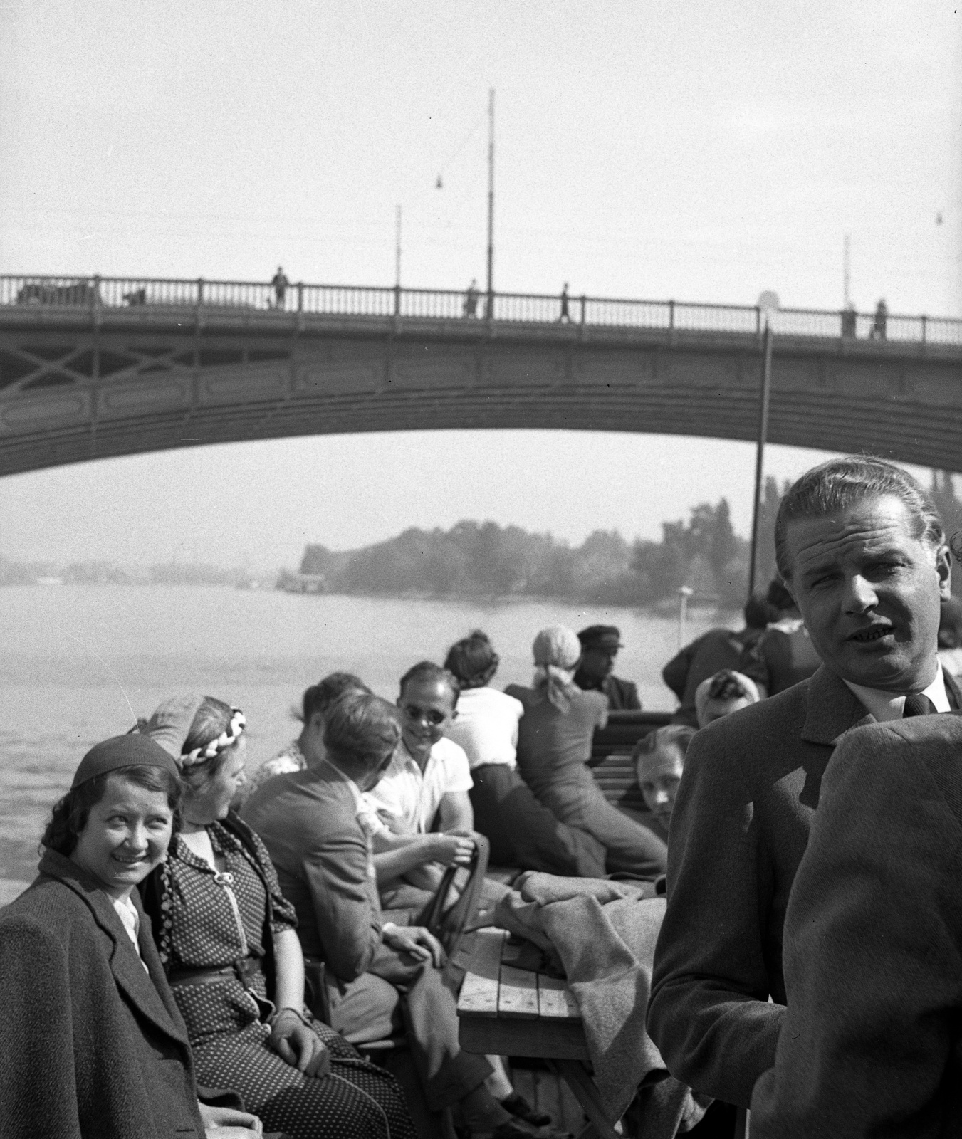 Hungary, Budapest, IV (4) számú csavargőzös a Dunán a Margit hídnál., 1940, Lissák Tivadar, ship, bridge, shades, steamboat, boat trip, Fortepan #71369